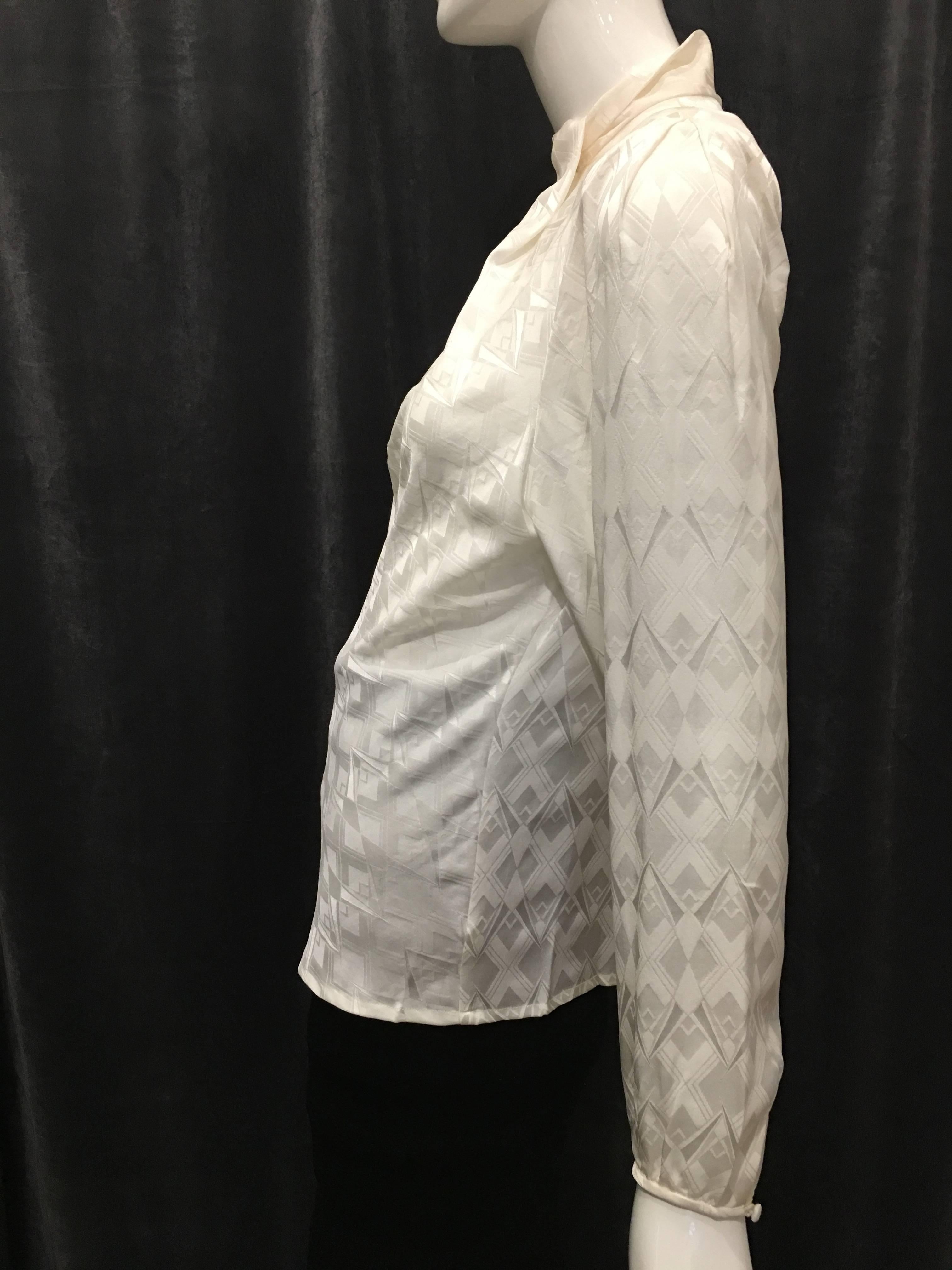 Oscar de la Renta White Silk Abstract Blouse, 1990s  In Excellent Condition For Sale In Brooklyn, NY