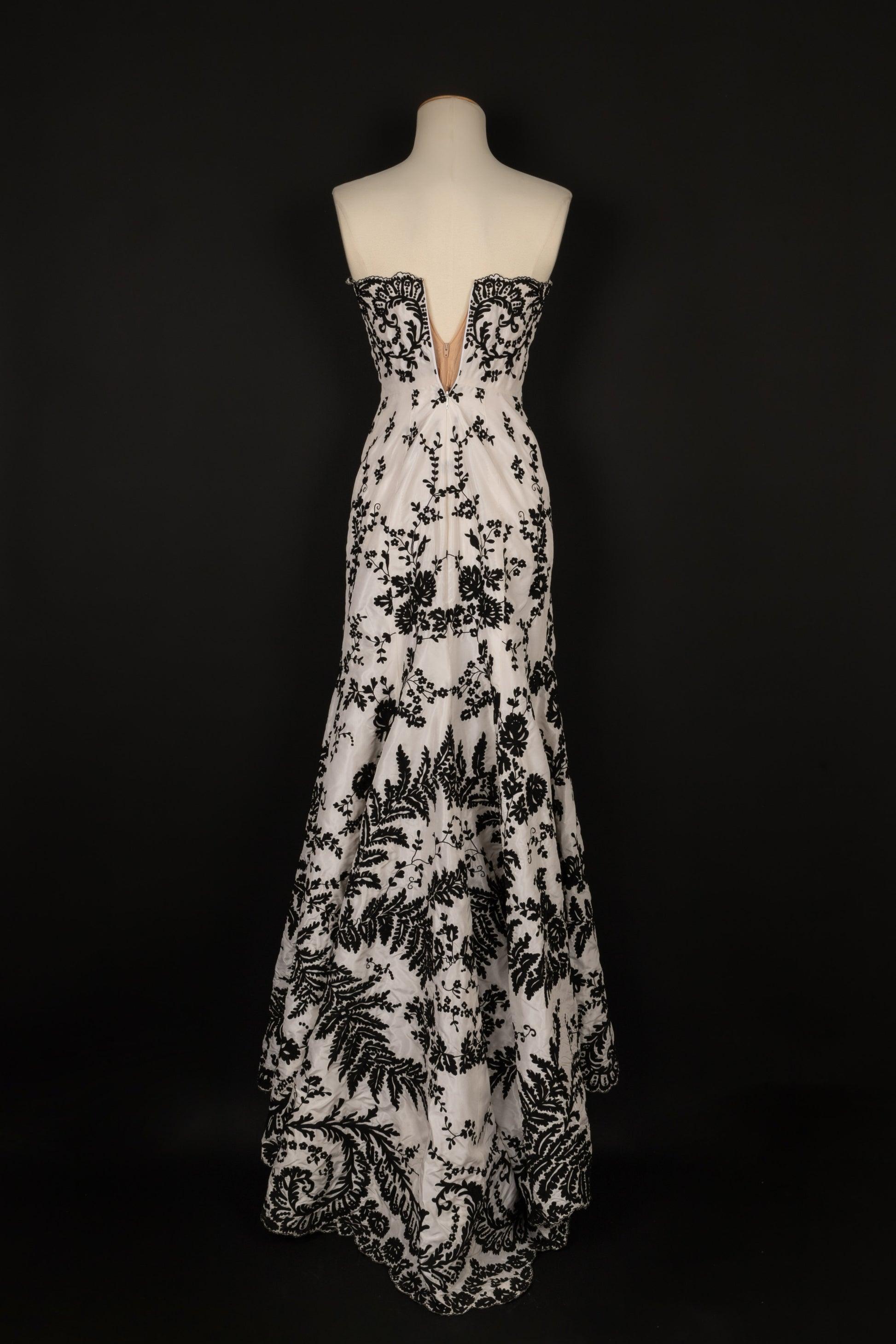 Oscar De La Renta White Silk Bustier Long Dress with Appliqués In Excellent Condition In SAINT-OUEN-SUR-SEINE, FR