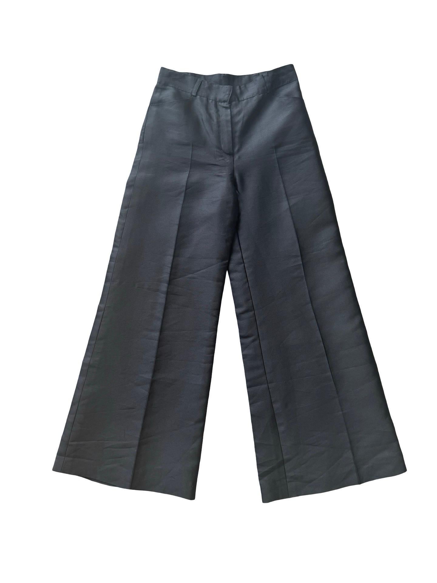 Gorgeous silk Oscar de la Renta black trousers in an extra wide style and pleated front.  Two pockets, belt loops and zip up front.  The woven silk has a sheen to it.

Waist 14