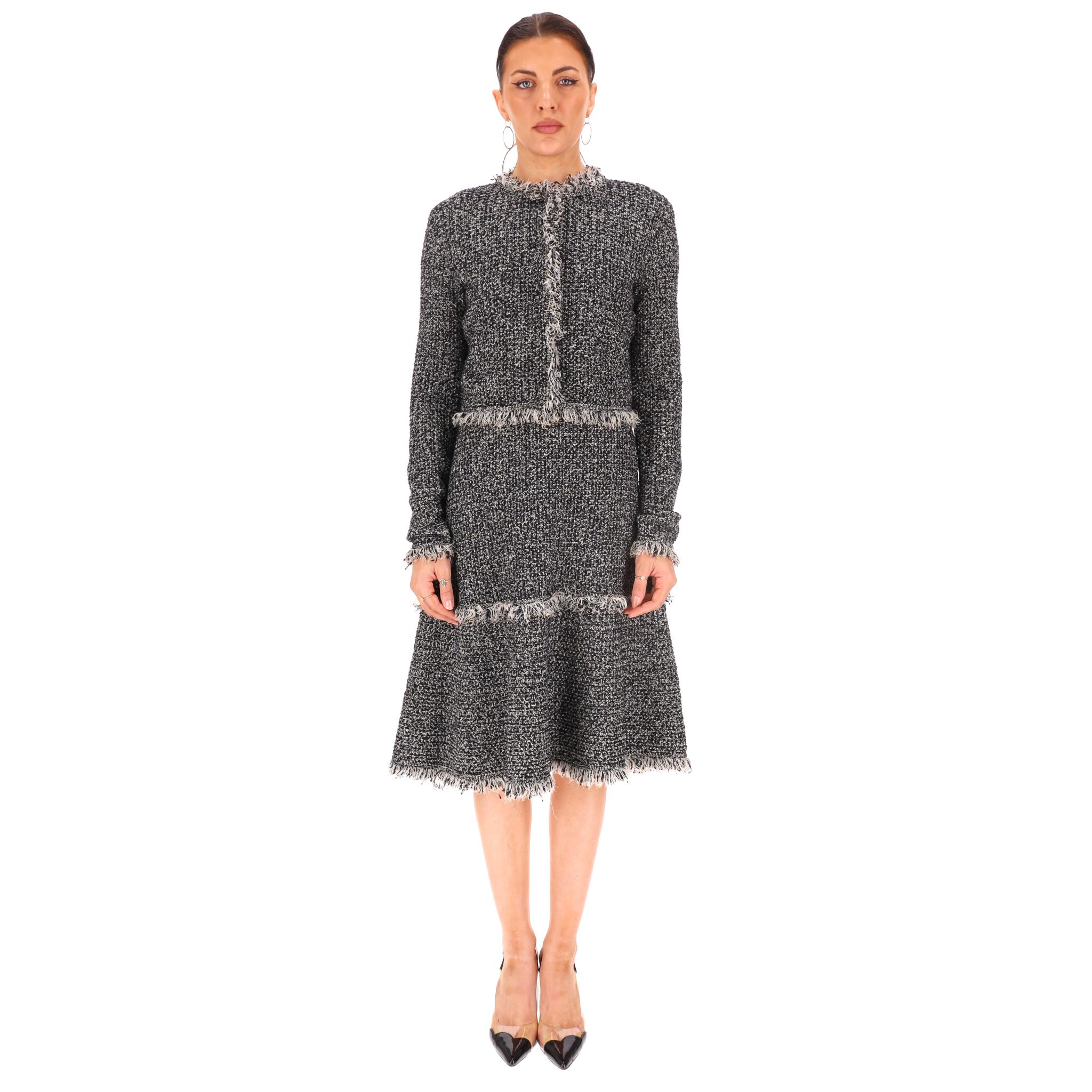 Oscar De La Renta Wool Boucle Dress & Jacket Two-Piece Set

Black and white boucle woven set consisting of an A-Line dress and cropped jacket detailed with light grey fringe trims.

Sleeveless dress with a crew neckline, knee length and zip