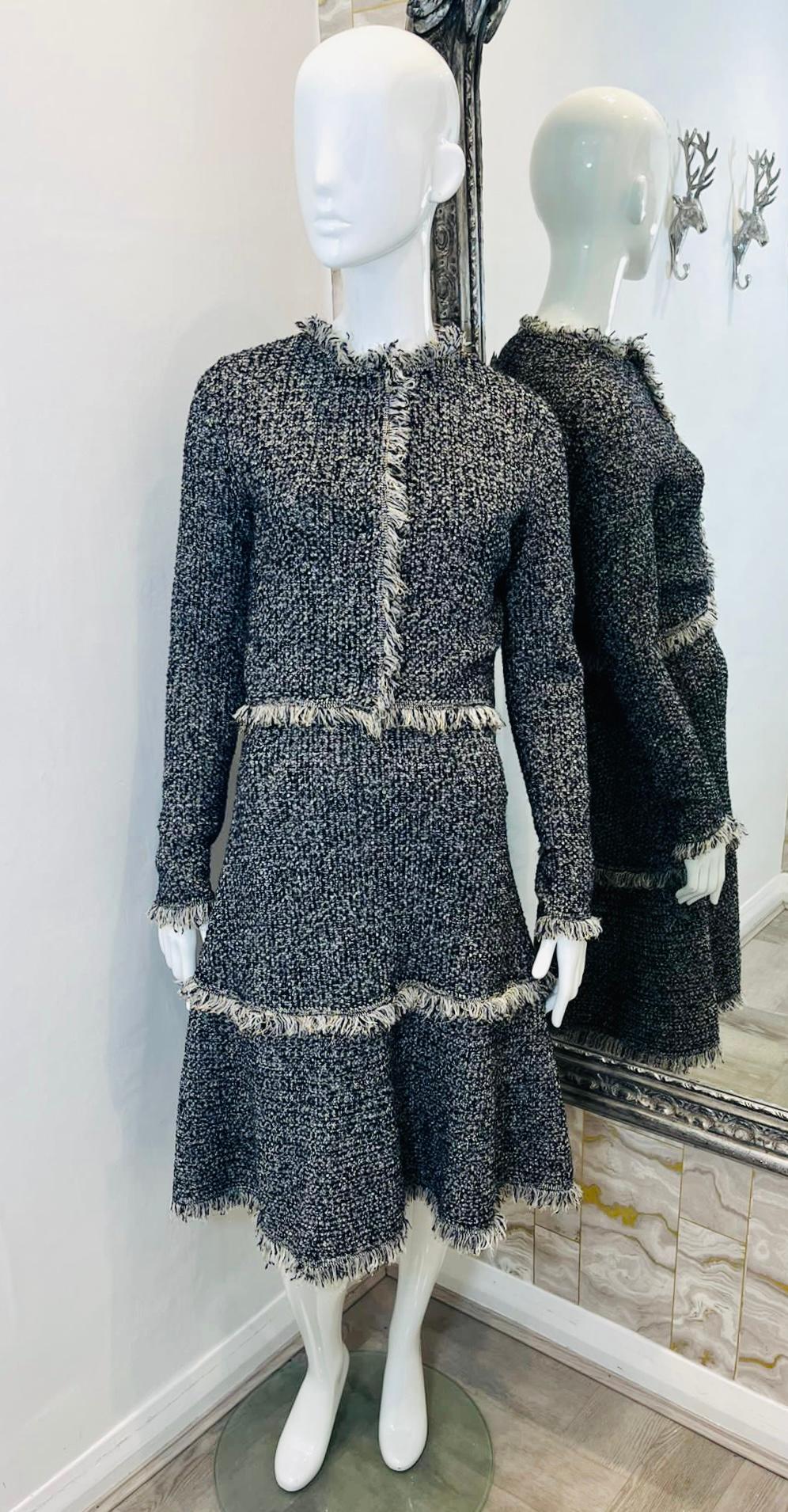 Oscar De La Renta Zweiteiliges Set aus Kleid und Jacke aus Wolle

Schwarz-weiß gemustertes Set, bestehend aus einem Kleid in A-Linie und einer Kurzjacke mit hellgrauen Fransenbesätzen.

Ärmelloses Kleid mit Rundhalsausschnitt, knielang und