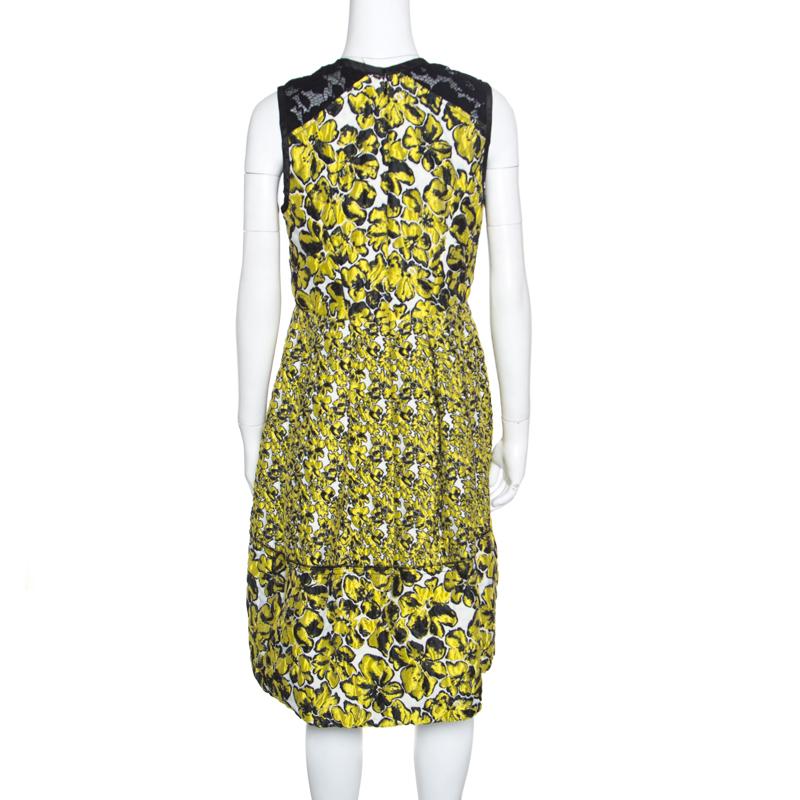 Oscar de la Renta brings to you this lovely dress that is sure to make you the centre of attraction! The yellow and black dress is made of a blend of fabrics and features an embossed floral jacquard pattern all over it. It flaunts a lace and trim