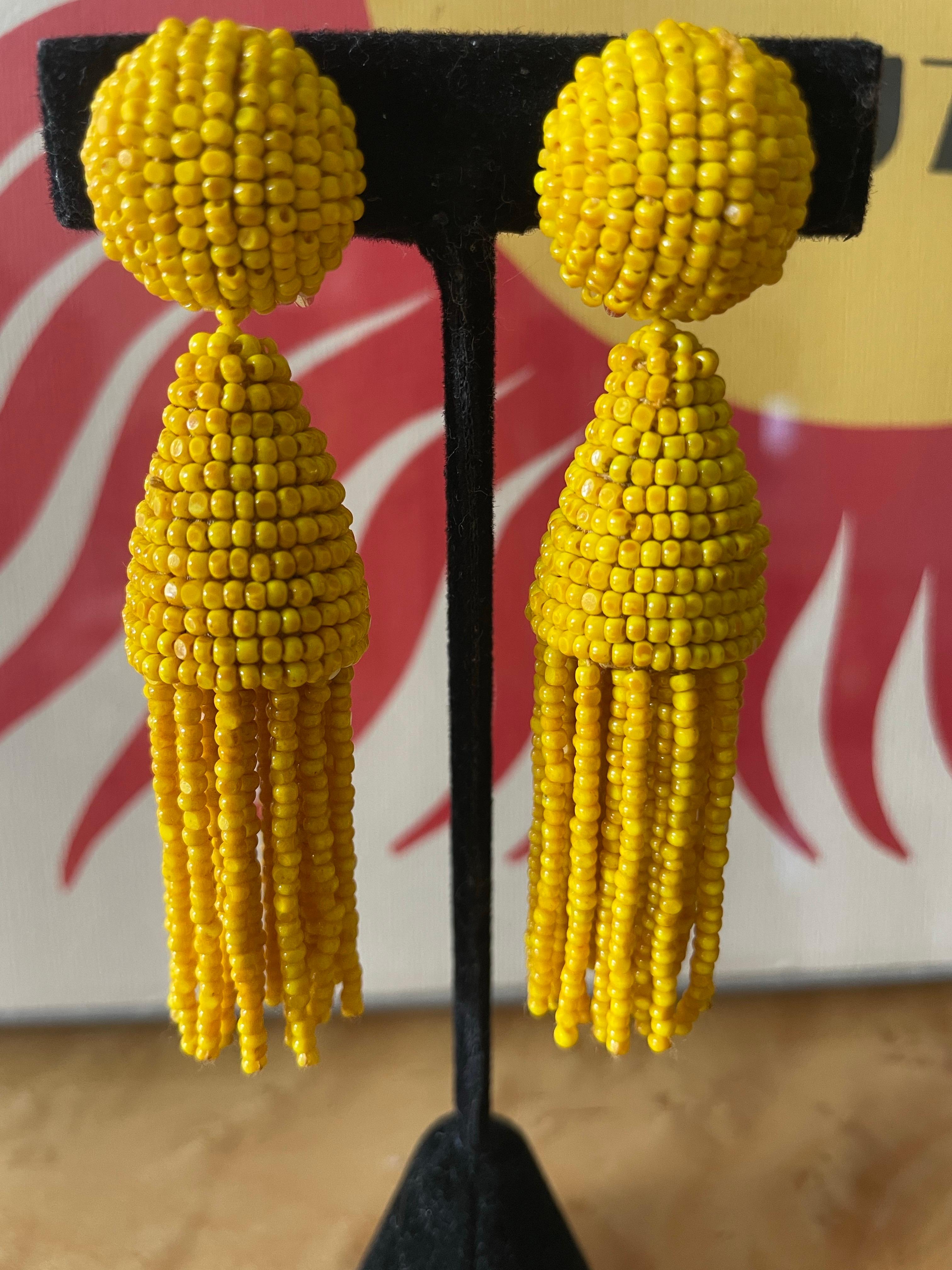 Pendientes de clip con borla de cuentas amarillas Oscar De La Renta en Excelente estado para la venta en Boca Raton, FL