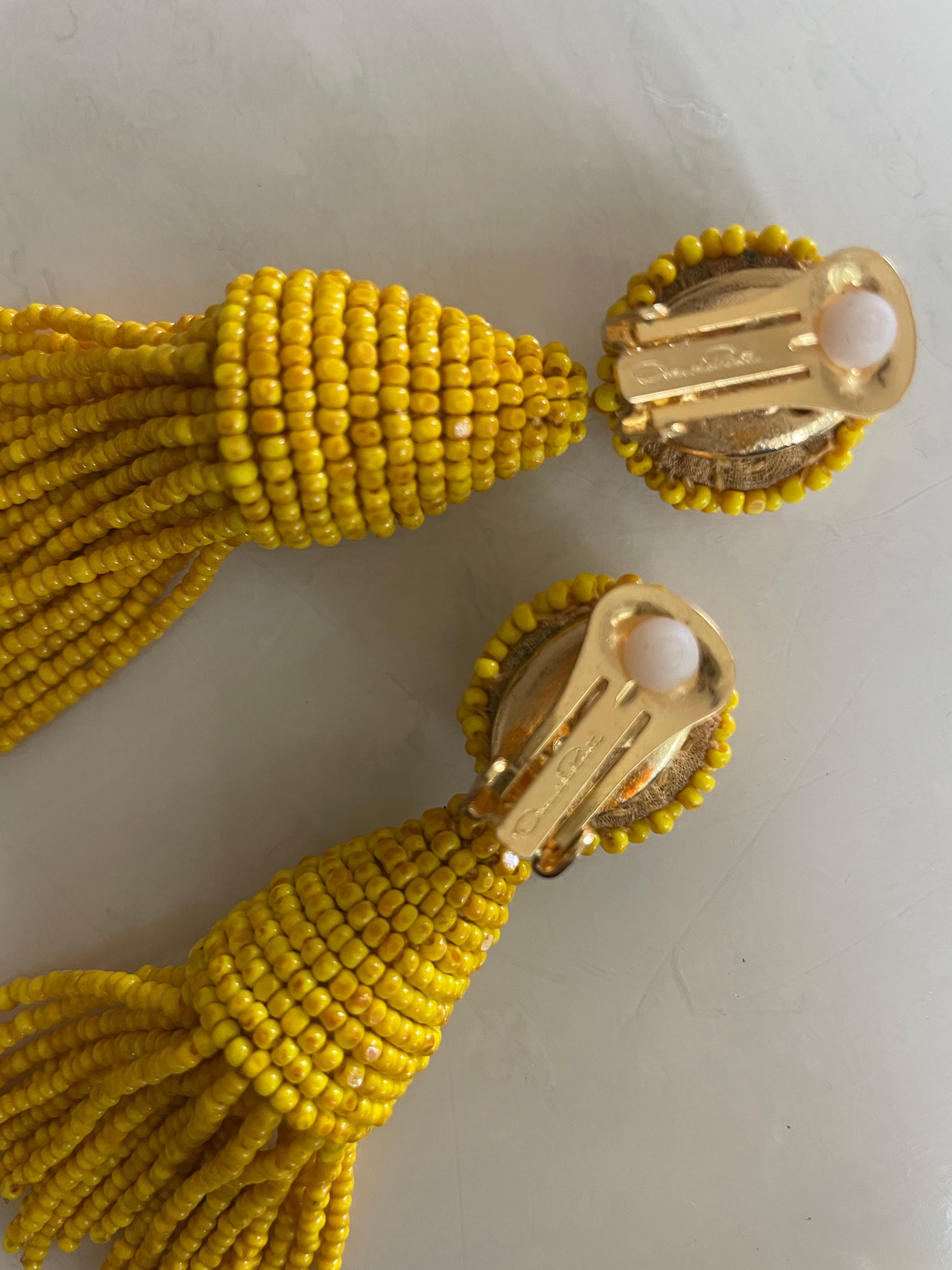 De las mujeres Pendientes de clip con borla de cuentas amarillas Oscar De La Renta en venta