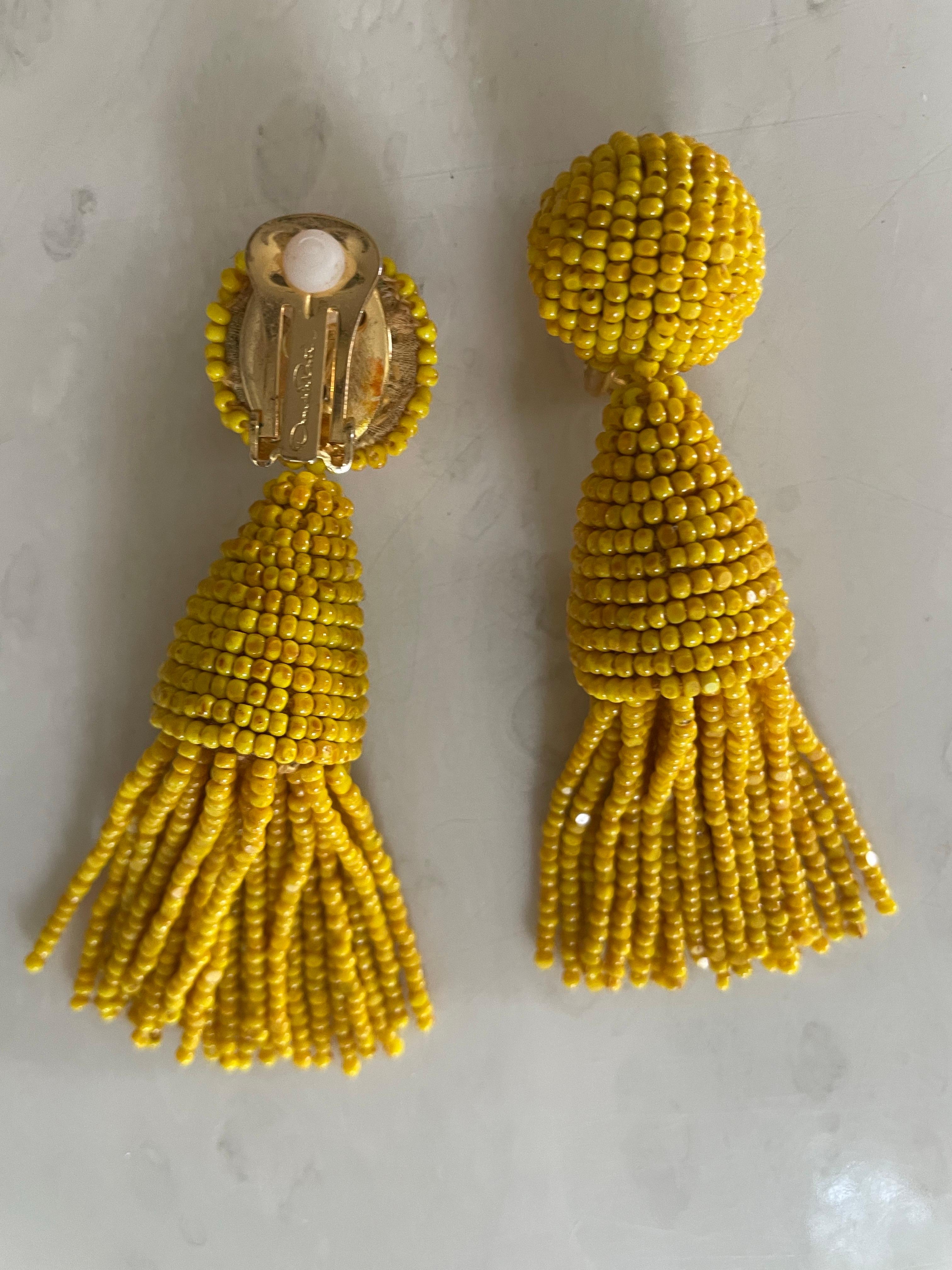 Pendientes de clip con borla de cuentas amarillas Oscar De La Renta en venta 1