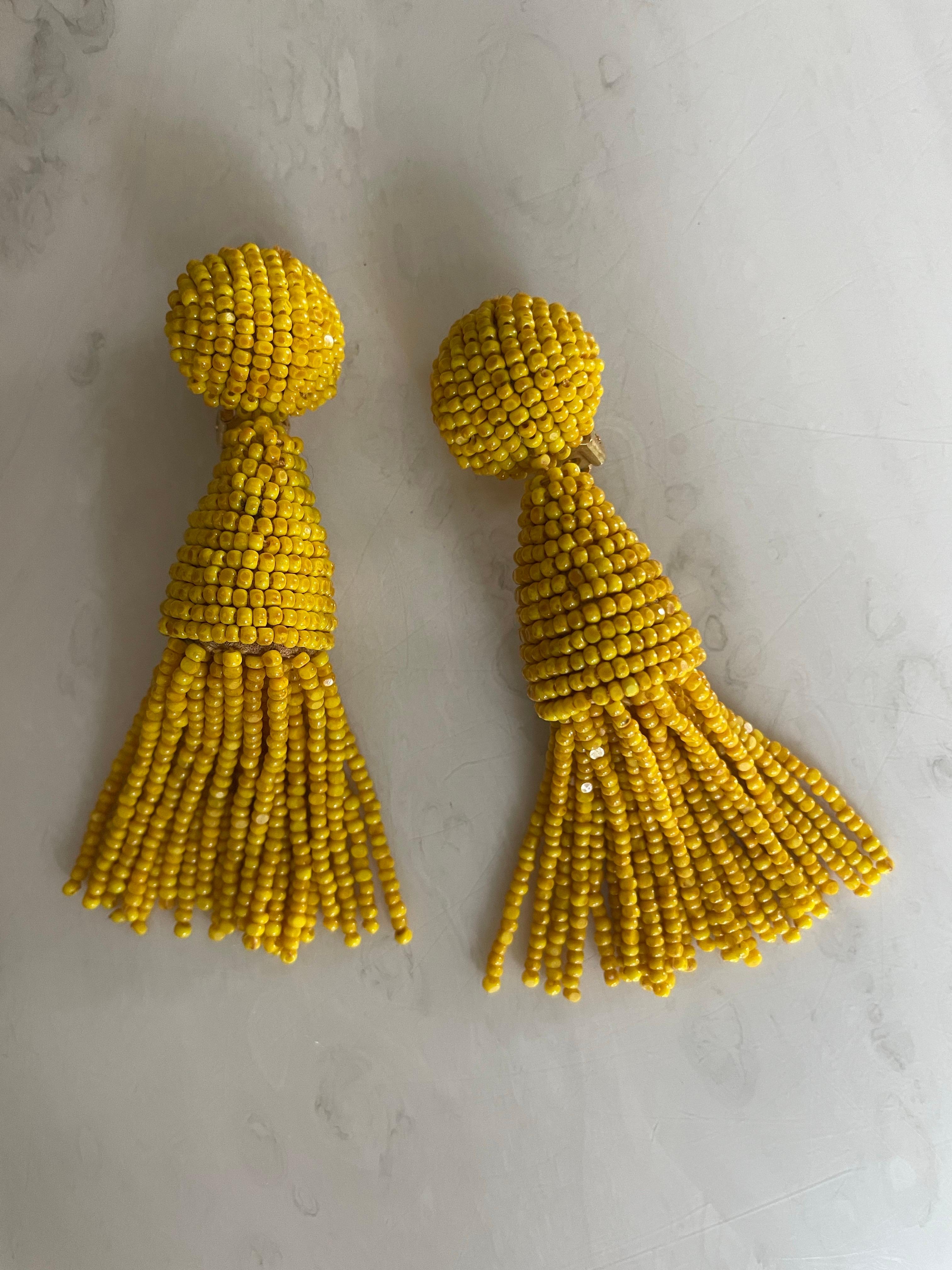 Pendientes de clip con borla de cuentas amarillas Oscar De La Renta en venta 3