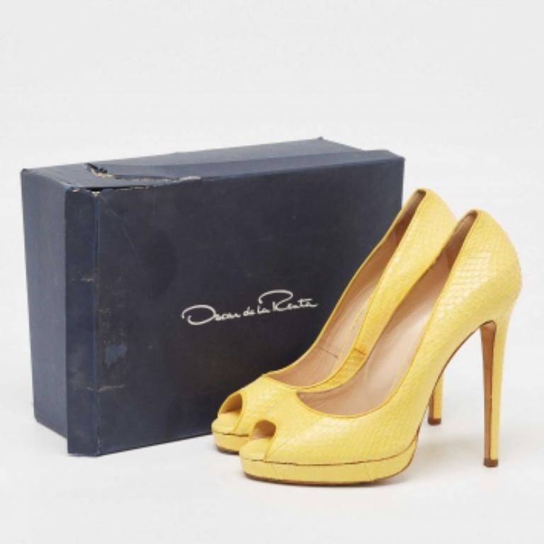 Zeigen Sie einen eleganten Stil mit diesem Paar Pumps. Diese eleganten Schuhe sind aus hochwertigen Materialien gefertigt. Sie sind auf robusten Sohlen und schlanken Absätzen aufgebaut.