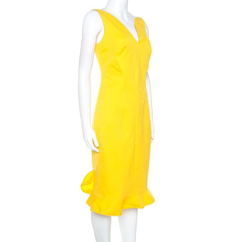 This yellow dress is from Oscar de la Renta. This dress wins with its feminine design of V neckline, ruffled hemline and a fitted silhouette. The soft ruffle detail fine-tunes the otherwise simple design.

