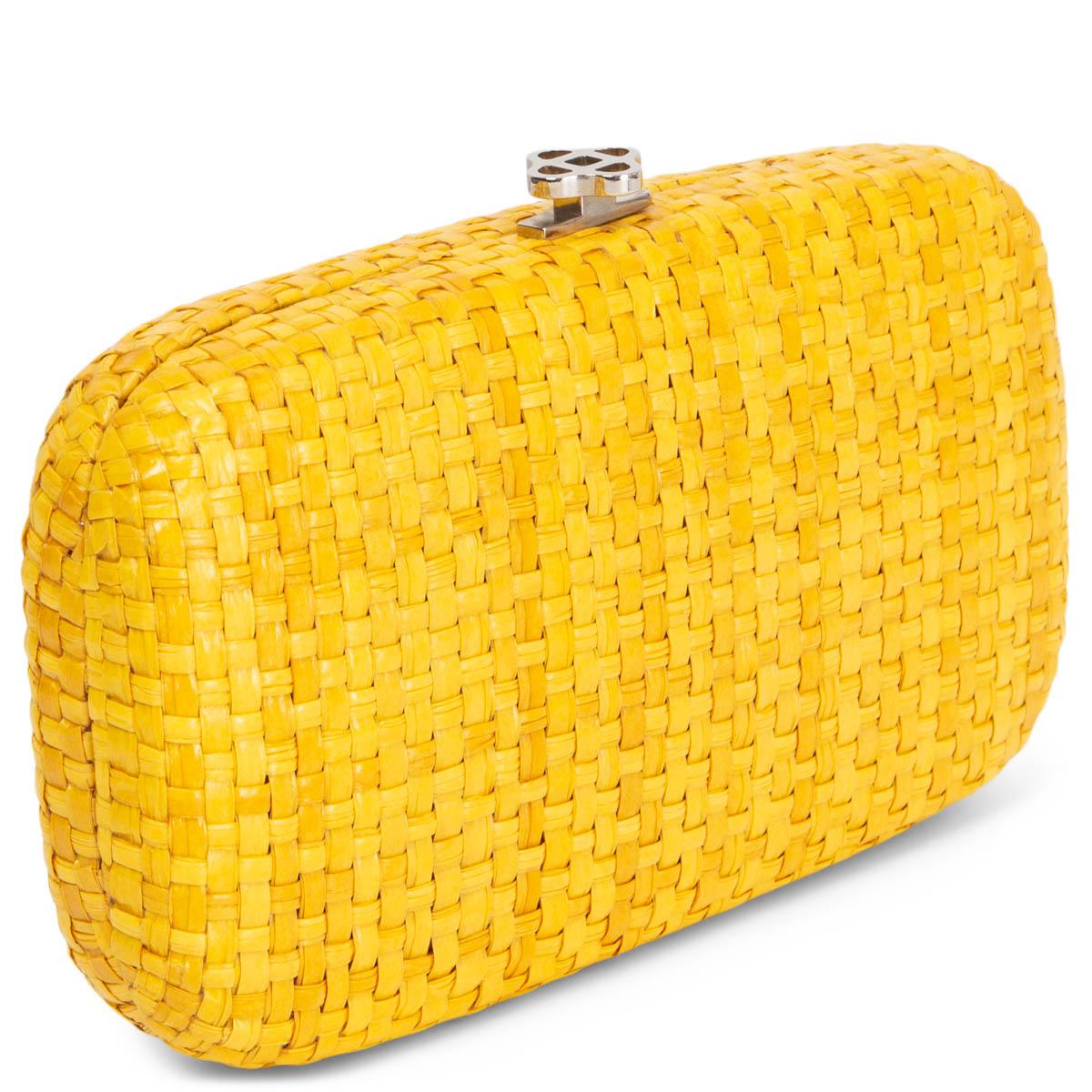 100% authentic Oscar de la Renta box clutch in yellow wicker woven raffia featuring a silver-tone metal clasp. Lined in yellow satin. Has been carried and is in excellent condition. Comes with dust bag. 

Measurements
Height	10cm (3.9in)
Width	17cm