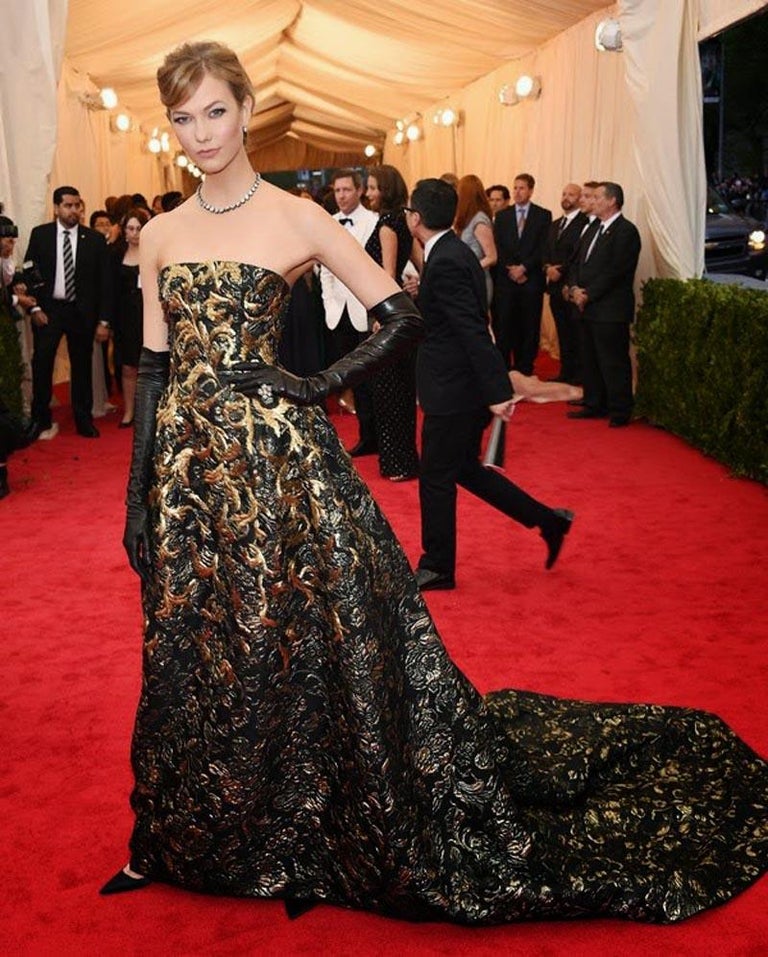 Oscar de la Renta FW 2014 Runway Museum Red Carpet Black Gold Gown Dress L  / XL at 1stDibs | black carpet runway
