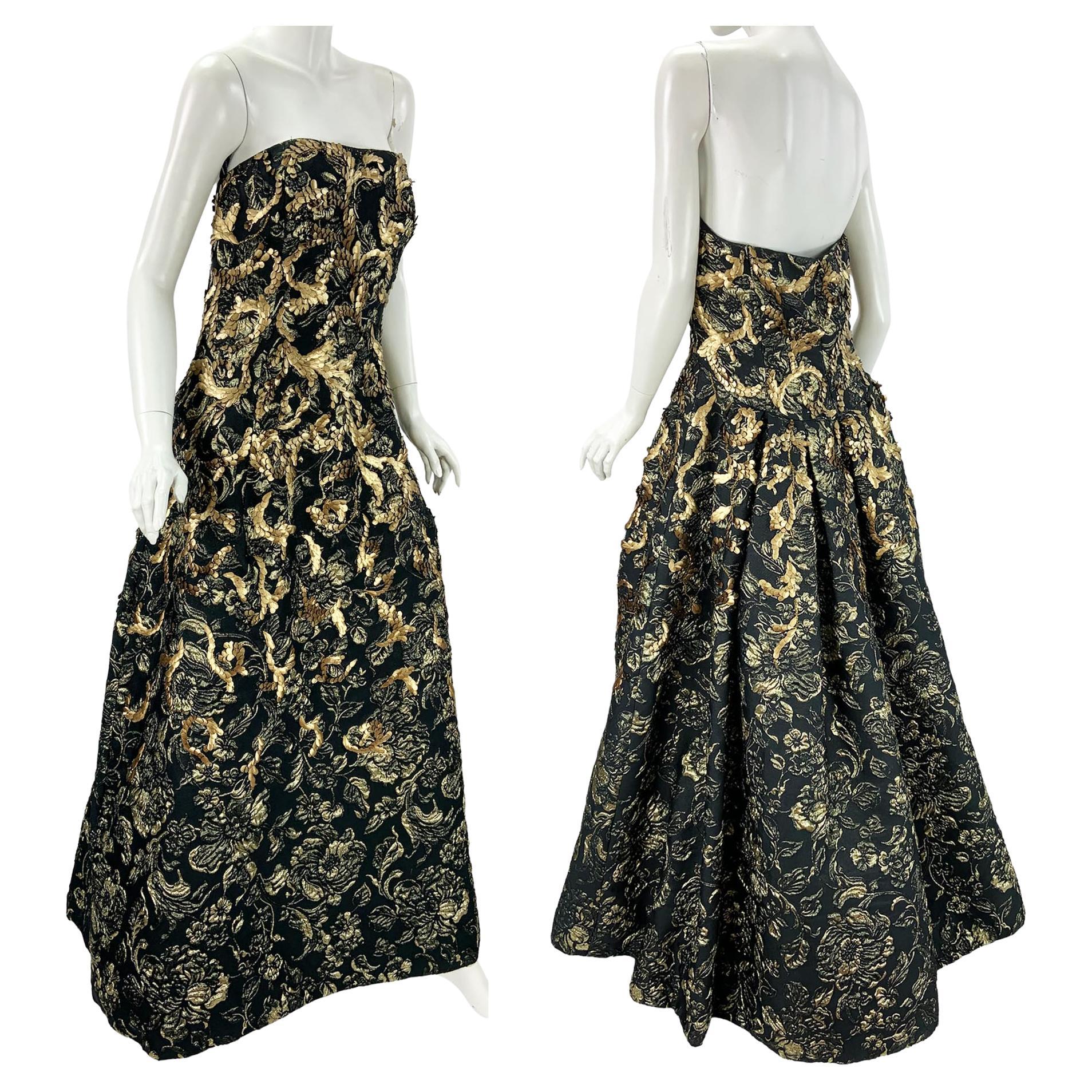 Oscar de la Renta Runway, Museum, Red Carpet Black Gold Ball Gown Dress
F/W 2014 Runway Collection
Size approx. L/XL ( made-to-order ) please check measurements !!!
Black gold floral brocade jacquard fabric finished with gold hand-painted feathers
