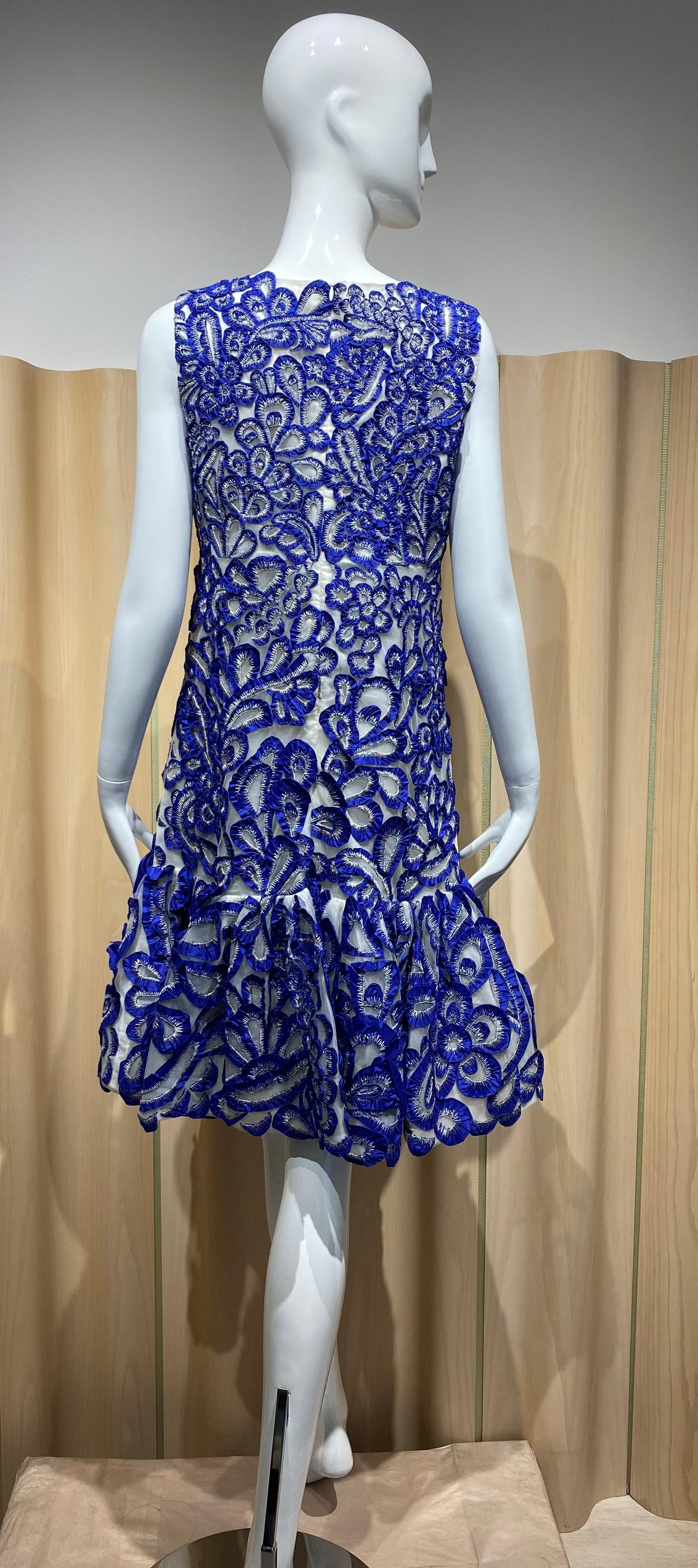 Oscar dela Renta Blue Sleeveless Cocktail Dress  In Excellent Condition For Sale In Beverly Hills, CA