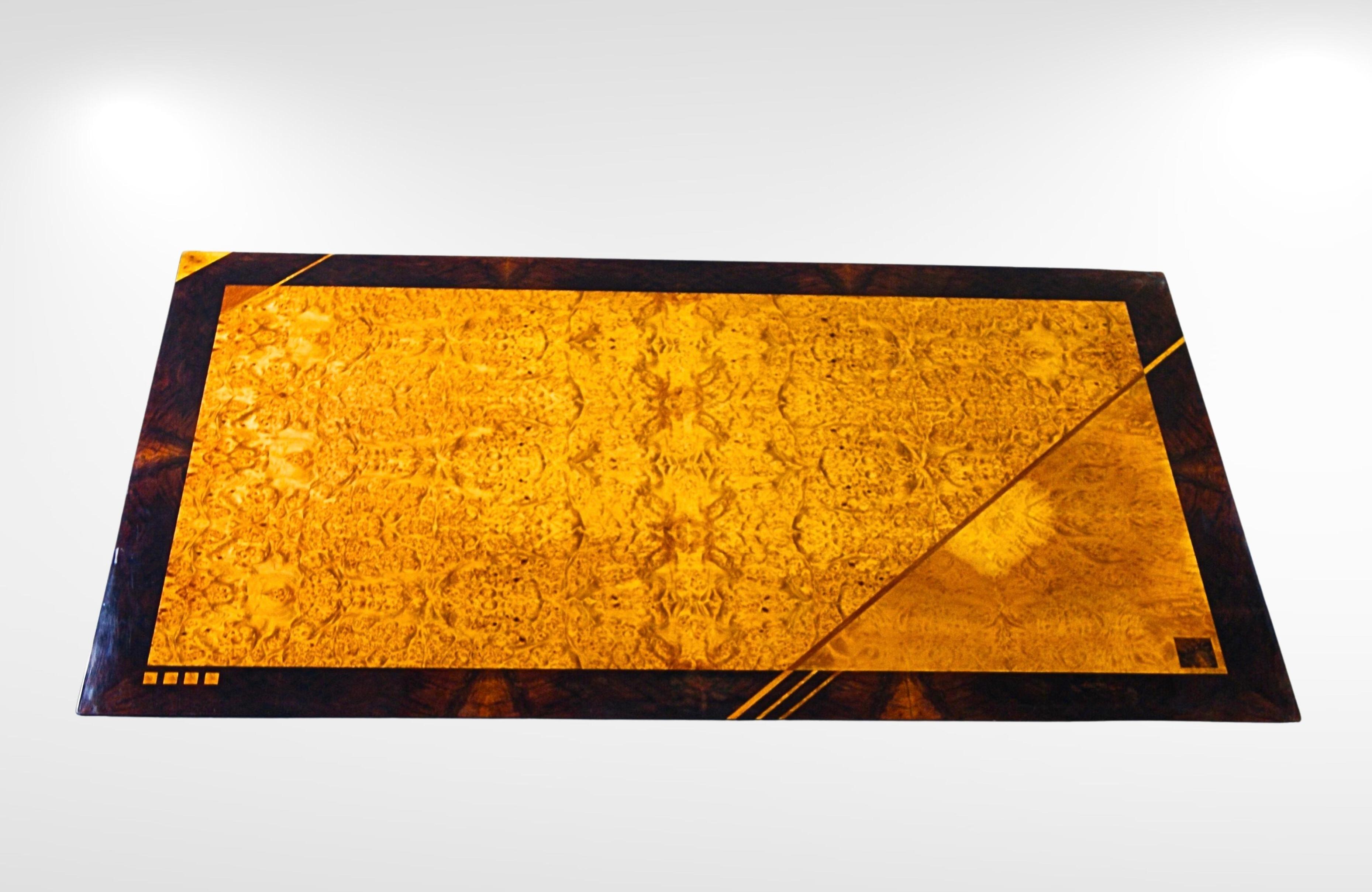 Esstisch aus Wurzelholz aus der Mitte des Jahrhunderts von Oscar Dell'Arredamento für Miniforms Italien, datiert 1974.
Luxuriöser Esstisch mit einer Mischung aus Wurzelholz, das geschnitten, gefügt, geschnitten und in Segmente geteilt wurde, um ein