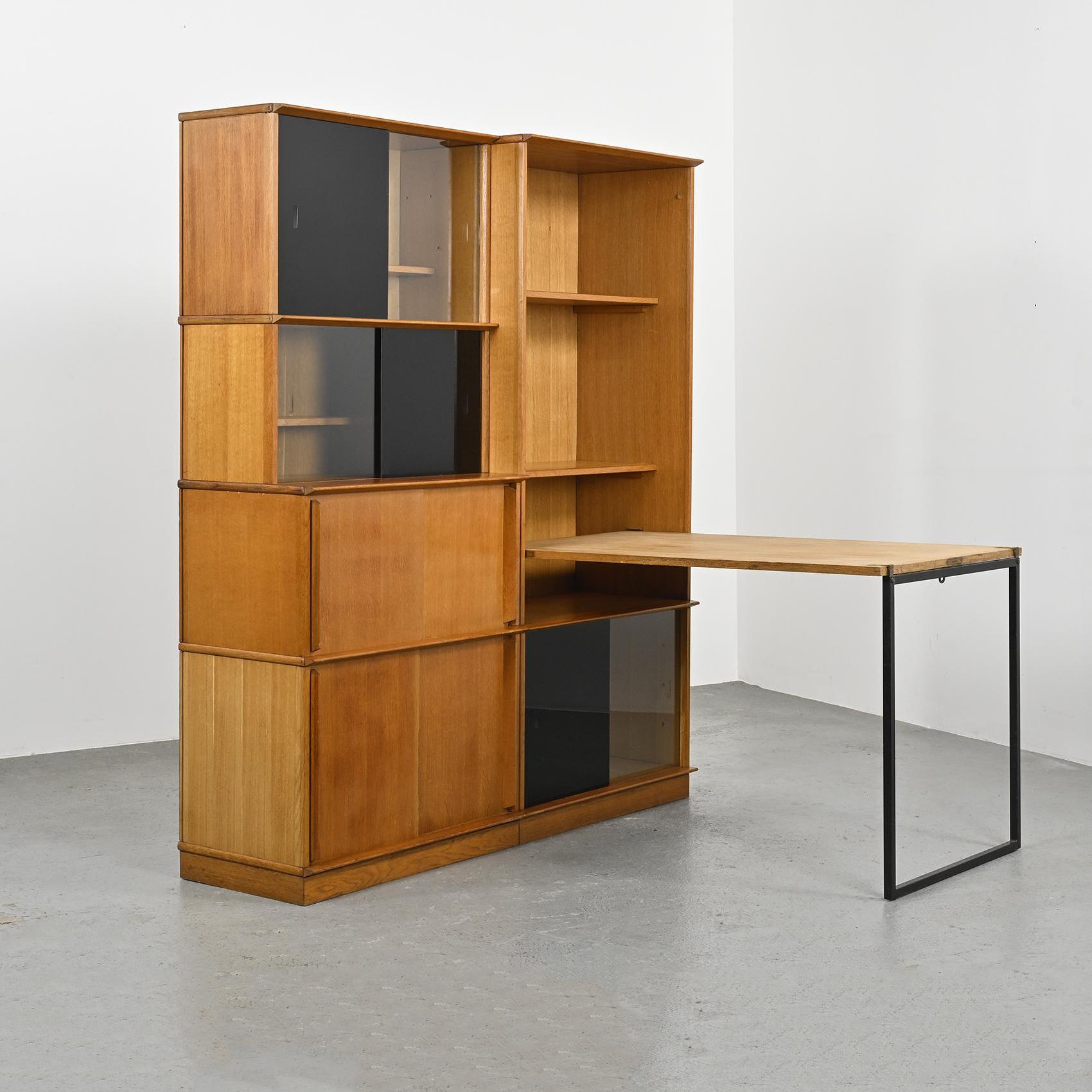 Library-desk dating from the 1950s, by Didier Rozaffy for the French manufacturing company Oscar, libraries, and modular furniture.

At that time, Oscar furniture was innovative and characterized by its adaptability, with elements that could be