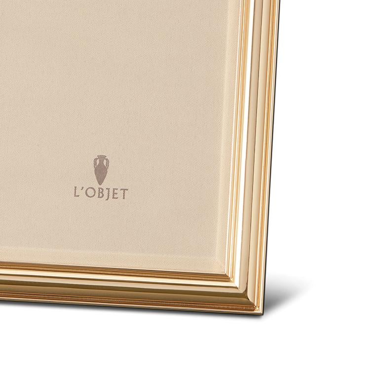 The Oscar picture frame in Gold is classic and bold. the Oscar frame is suited to hold any fond and cherished memory. This luxury frame with sharp geometric lines is a perfect gift or additional to your home. Available in Platinum or Gold.