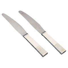 Oscar Gundlach-Pedersen for Georg Jensen. Two "Parallel" lunch knives.