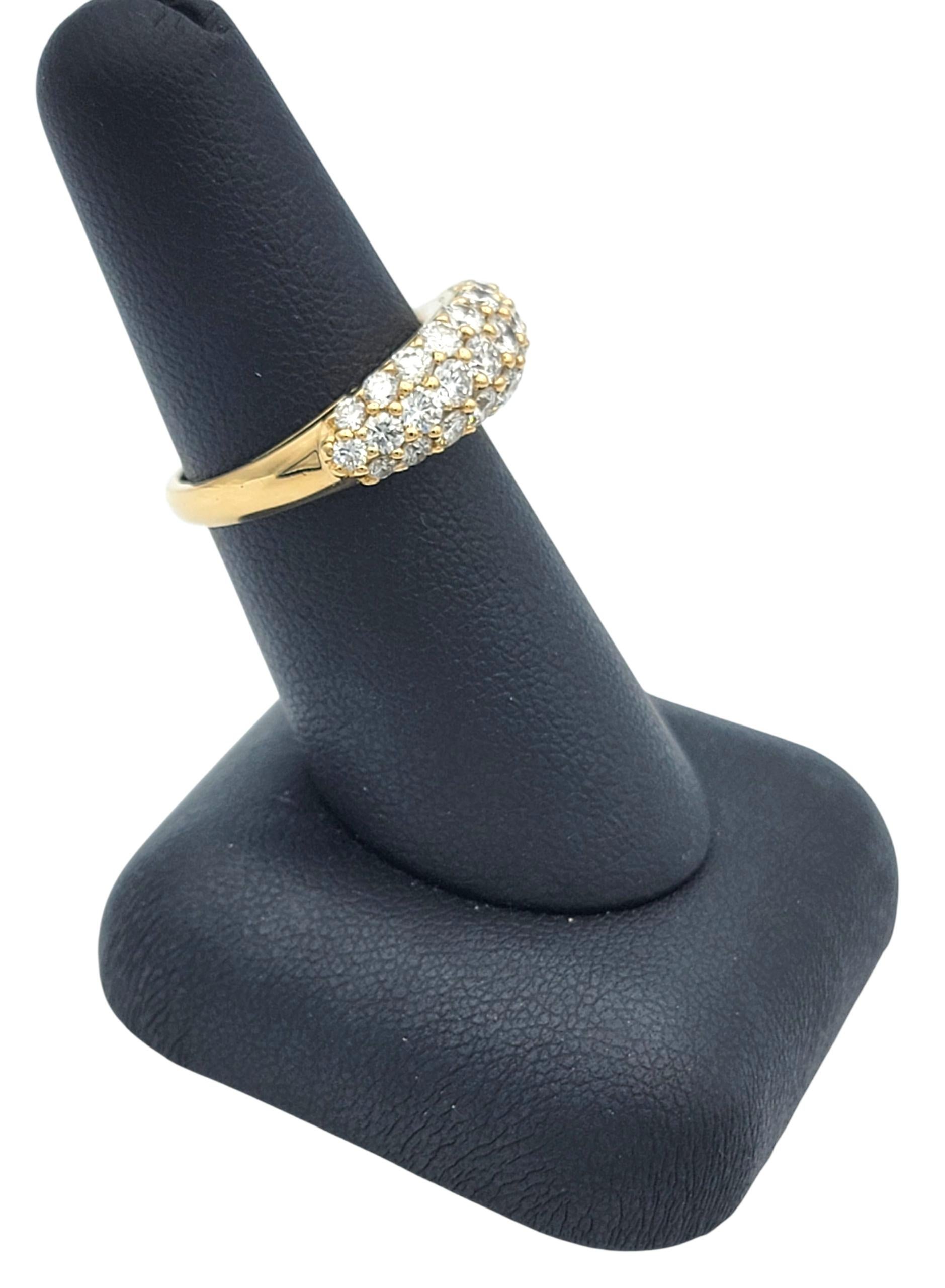 Anillo graduado de tres filas de pavé de diamantes Oscar Hayman en oro amarillo de 18 quilates en venta 4