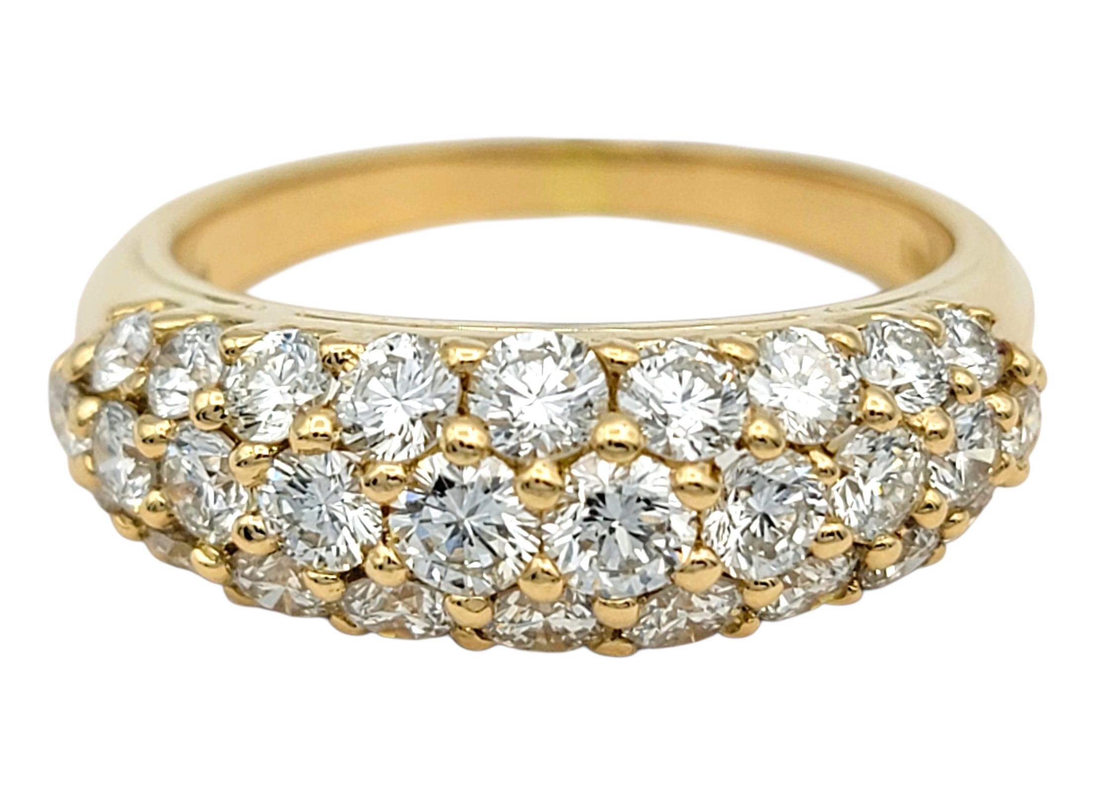 Tamaño del anillo: 6,75

Este elegante anillo de oro amarillo de 18 quilates de Oscar Heyman and Bros. presenta tres filas de diamantes redondos de talla brillante engastados en la banda para conseguir el máximo brillo. Los diamantes están