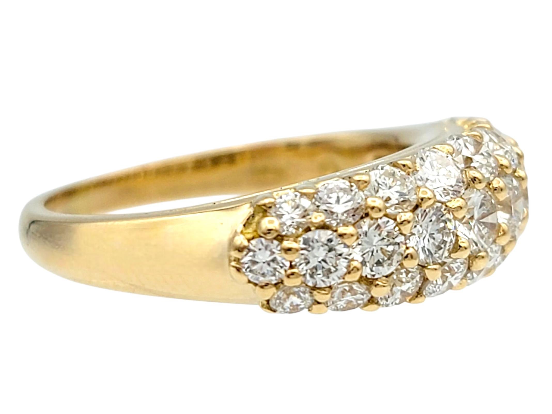 Anillo graduado de tres filas de pavé de diamantes Oscar Hayman en oro amarillo de 18 quilates Contemporáneo en venta