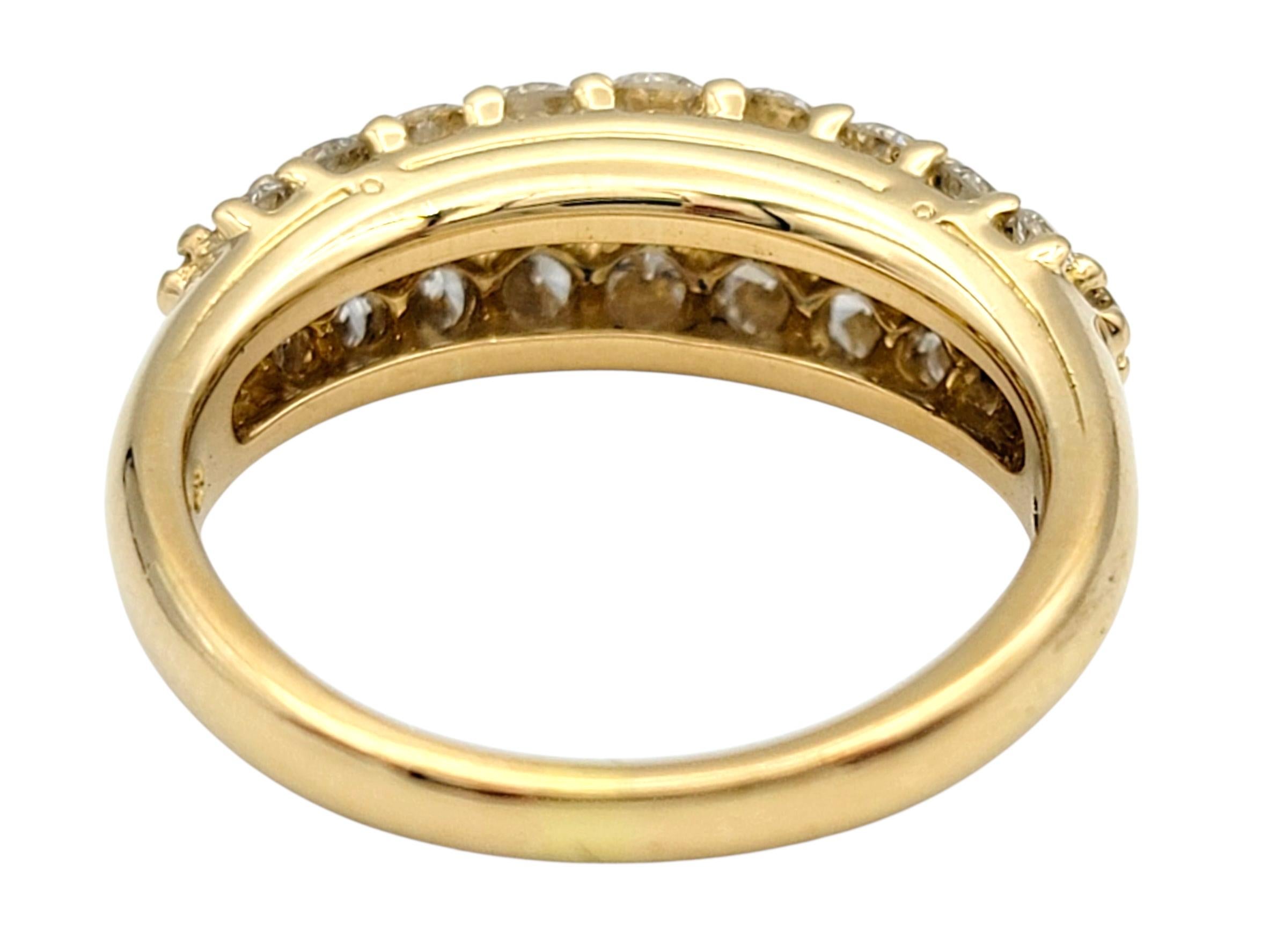 Anillo graduado de tres filas de pavé de diamantes Oscar Hayman en oro amarillo de 18 quilates Corte redondo en venta