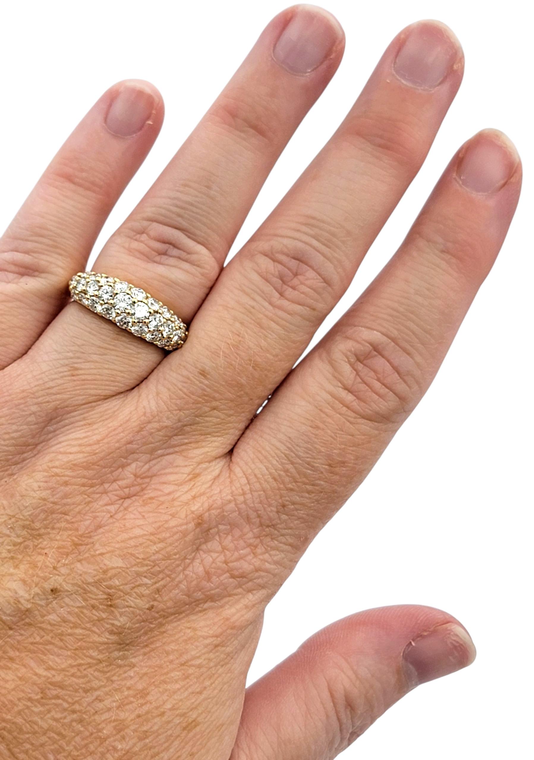 Anillo graduado de tres filas de pavé de diamantes Oscar Hayman en oro amarillo de 18 quilates en venta 1