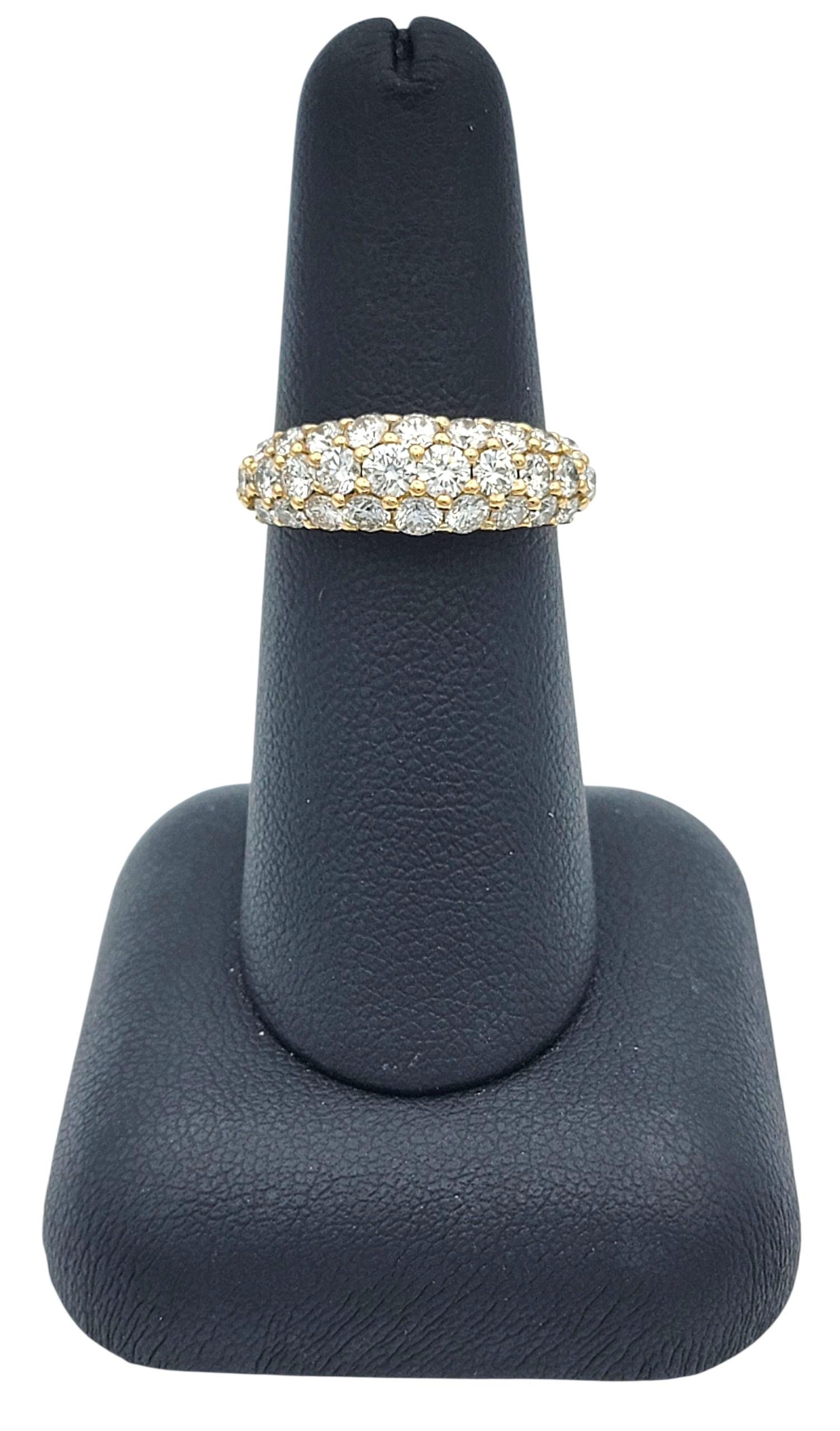 Anillo graduado de tres filas de pavé de diamantes Oscar Hayman en oro amarillo de 18 quilates en venta 3