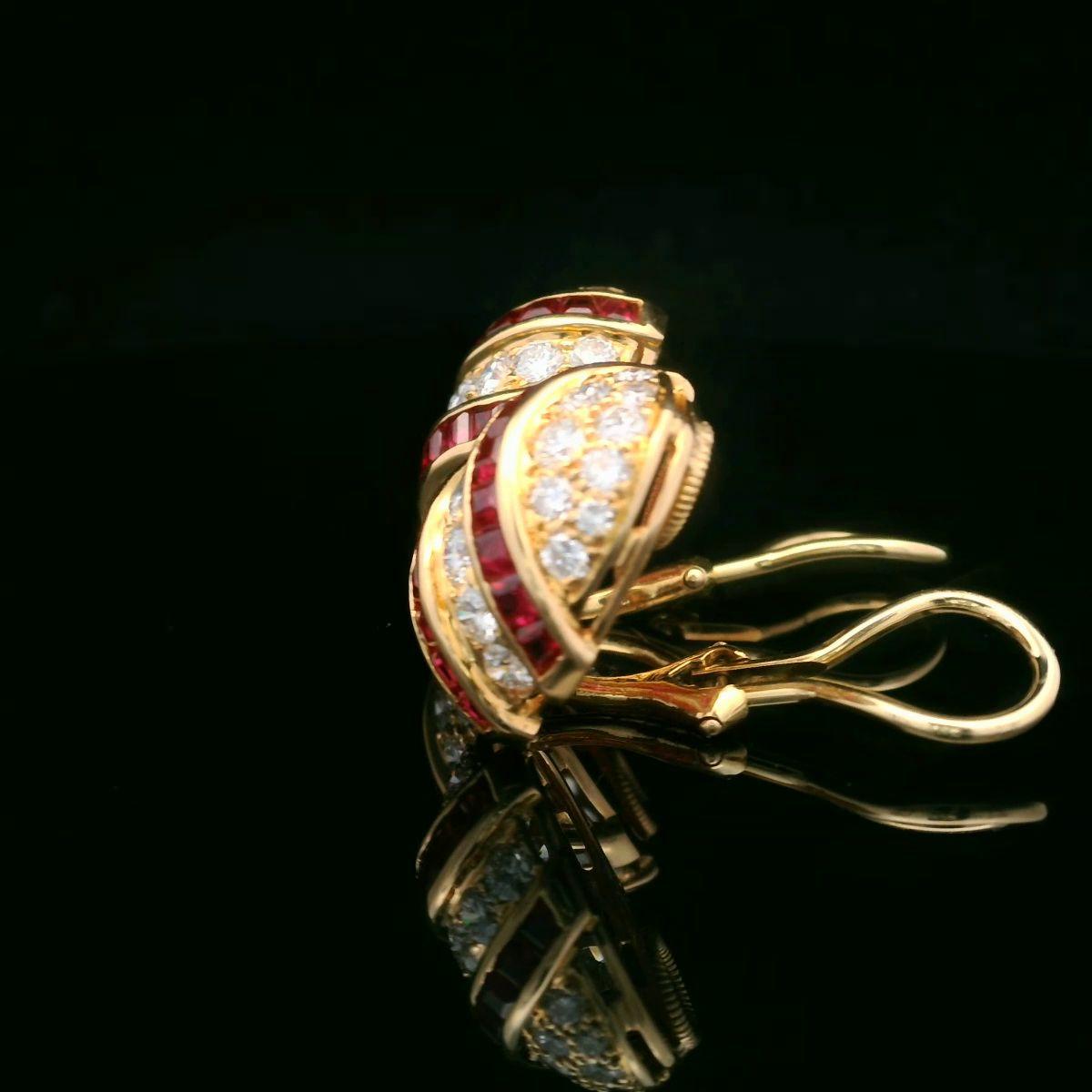 Quadrato Oscar Heyman Orecchini a clip in oro 18 carati con rubino e diamante rotondo in vendita