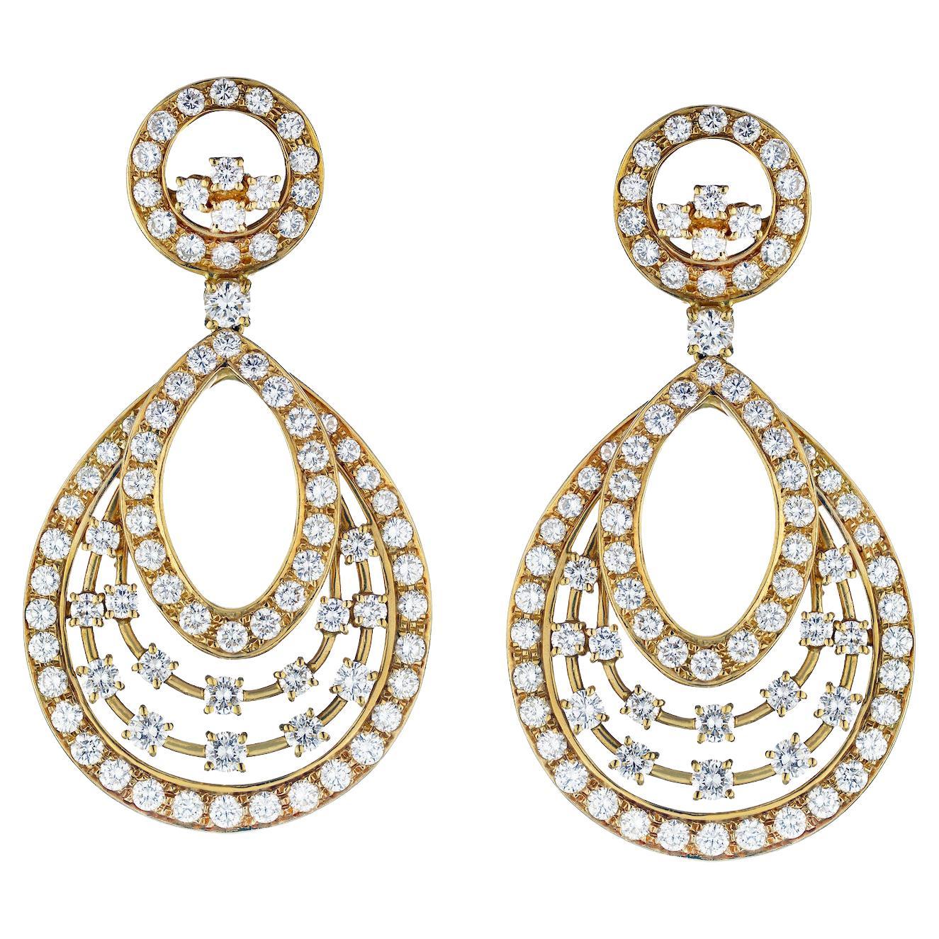 18K Yellow Gold 13 Cts Diamond Dangling Earrings For Sale