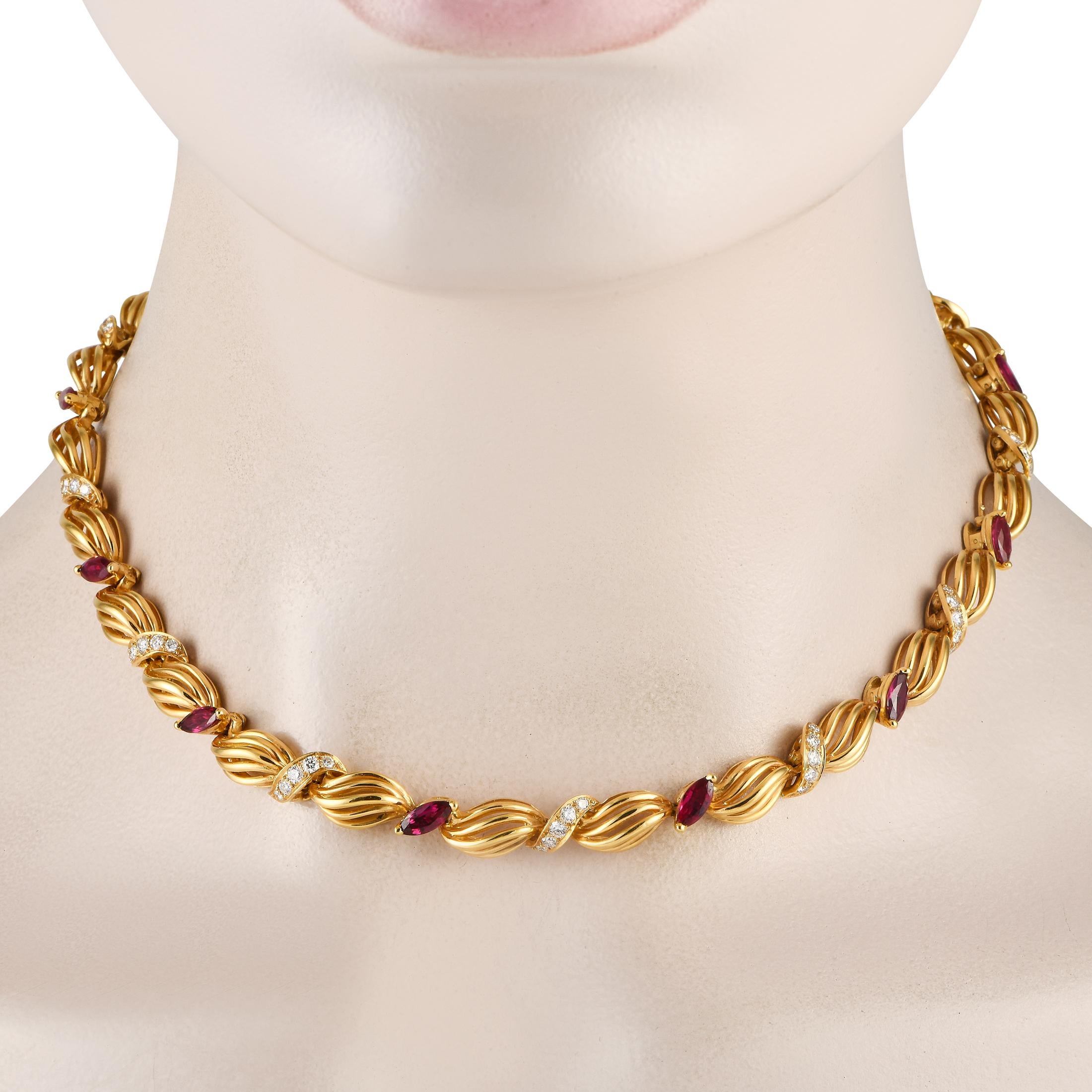 Dieses Collier aus 18-karätigem Gold besteht aus einer Reihe geschwungener, durchbrochener Segmente, die abwechselnd mit Rubinen und spitz zulaufenden runden Brillanten in geschwungenen Reihen verbunden sind, und ist ein Werk des Juweliers Oscar