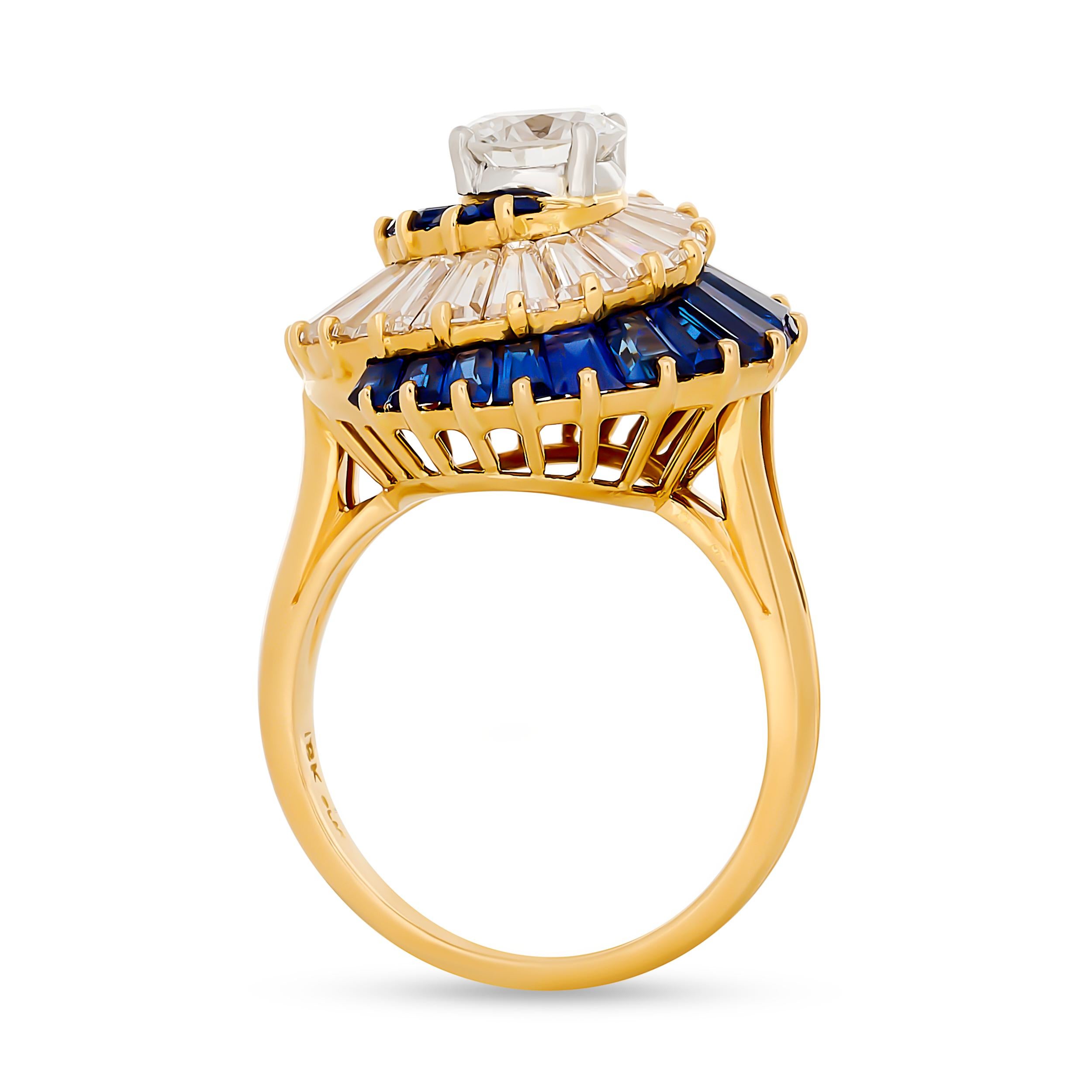 Cette captivante bague Oscar Heyman présente un tourbillon envoûtant, avec un diamant rond central de taille brillant entouré de rangées alternées de saphirs et de diamants de taille baguette vibrants, le tout serti dans de l'or jaune poli.

Le