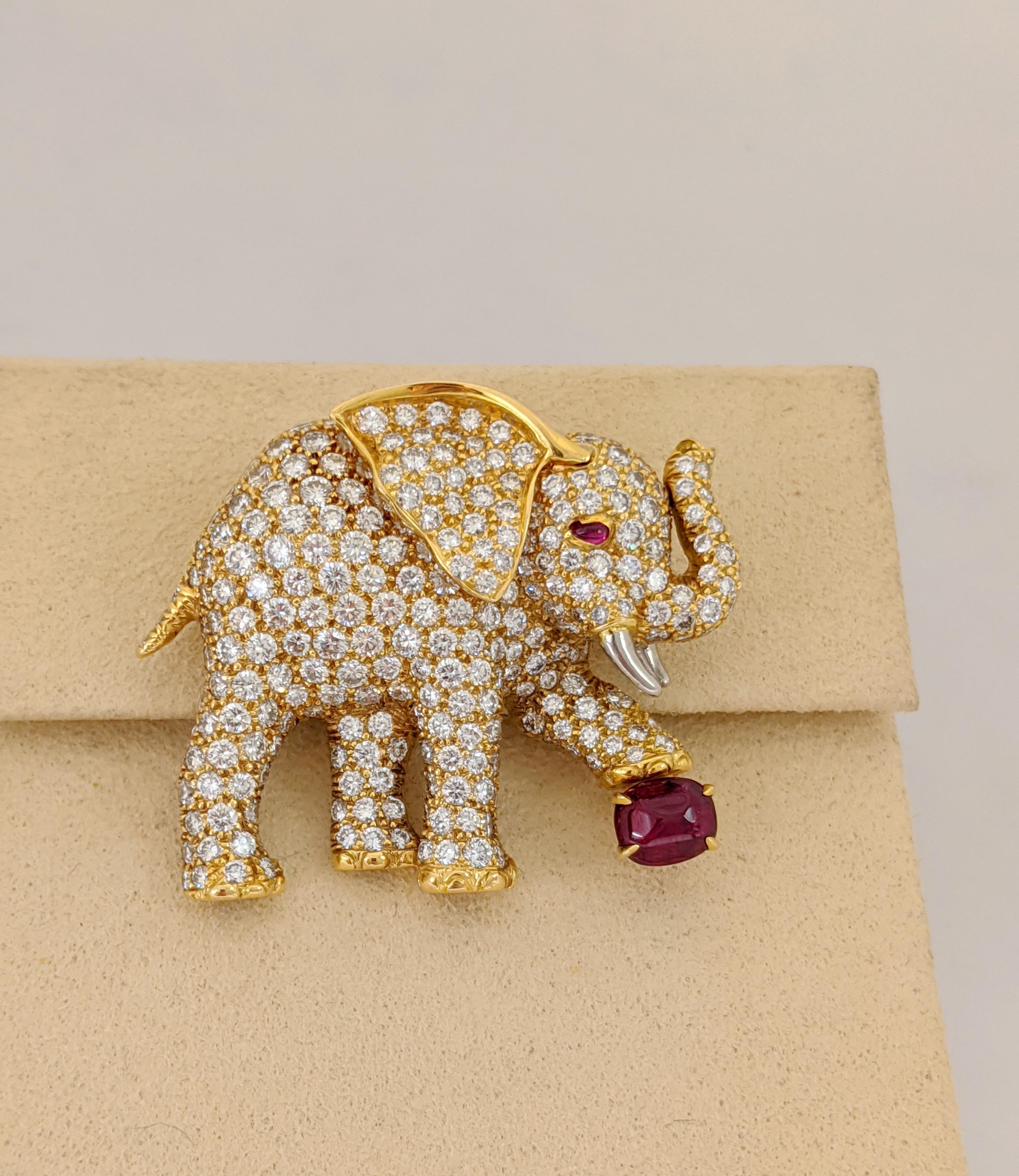 Depuis 1912, Oscar Heyman crée de magnifiques bijoux avec les plus belles pierres précieuses du monde entier dans son atelier de New York. 
La broche éléphant en or jaune 18 carats et platine est entièrement sertie de diamants ronds et brillants et