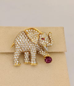 Broche elefante Oscar Heyman de oro amarillo de 18 quilates con diamantes y rubíes