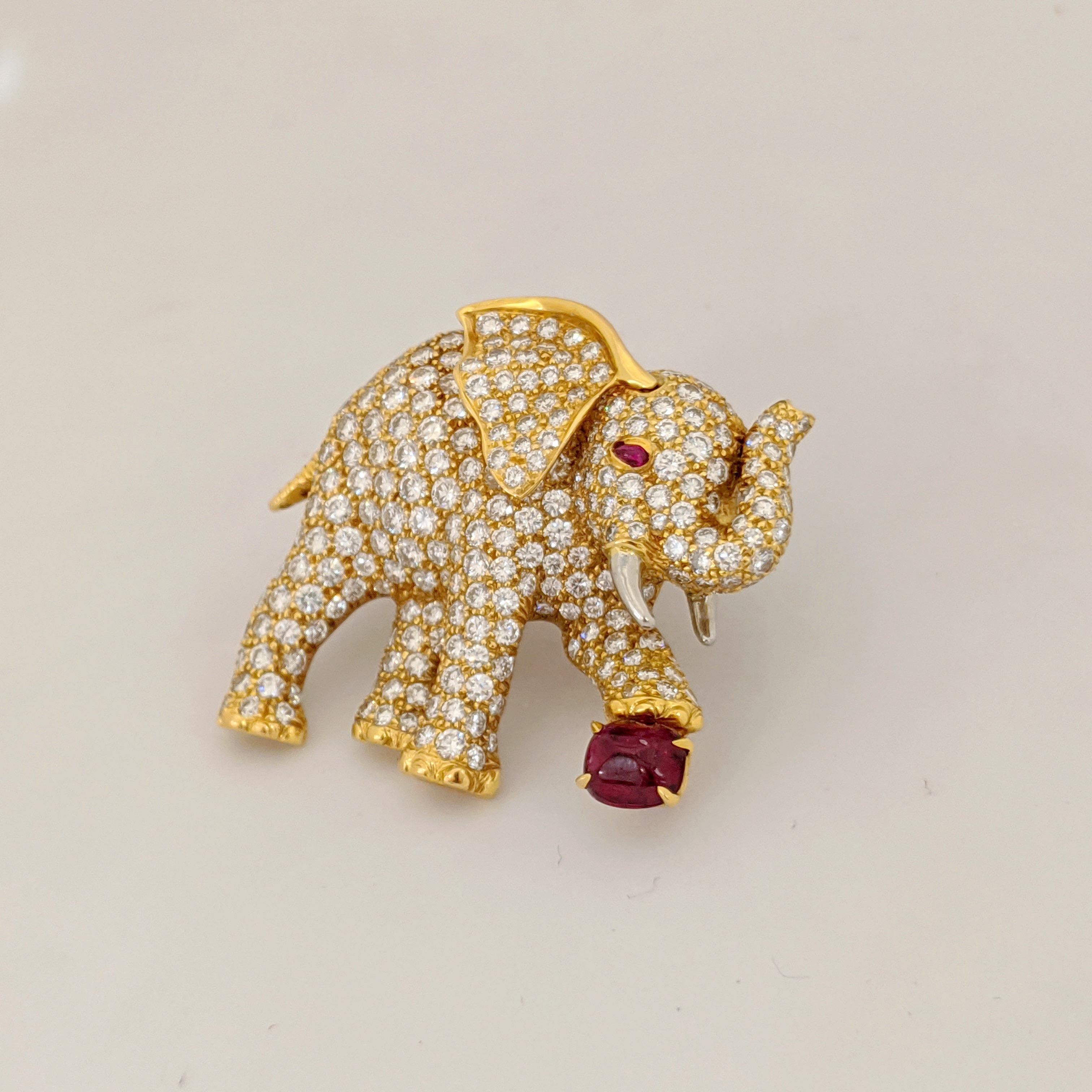 Rétro Oscar Heyman Broche éléphant en or jaune 18 carats avec diamants et rubis en vente