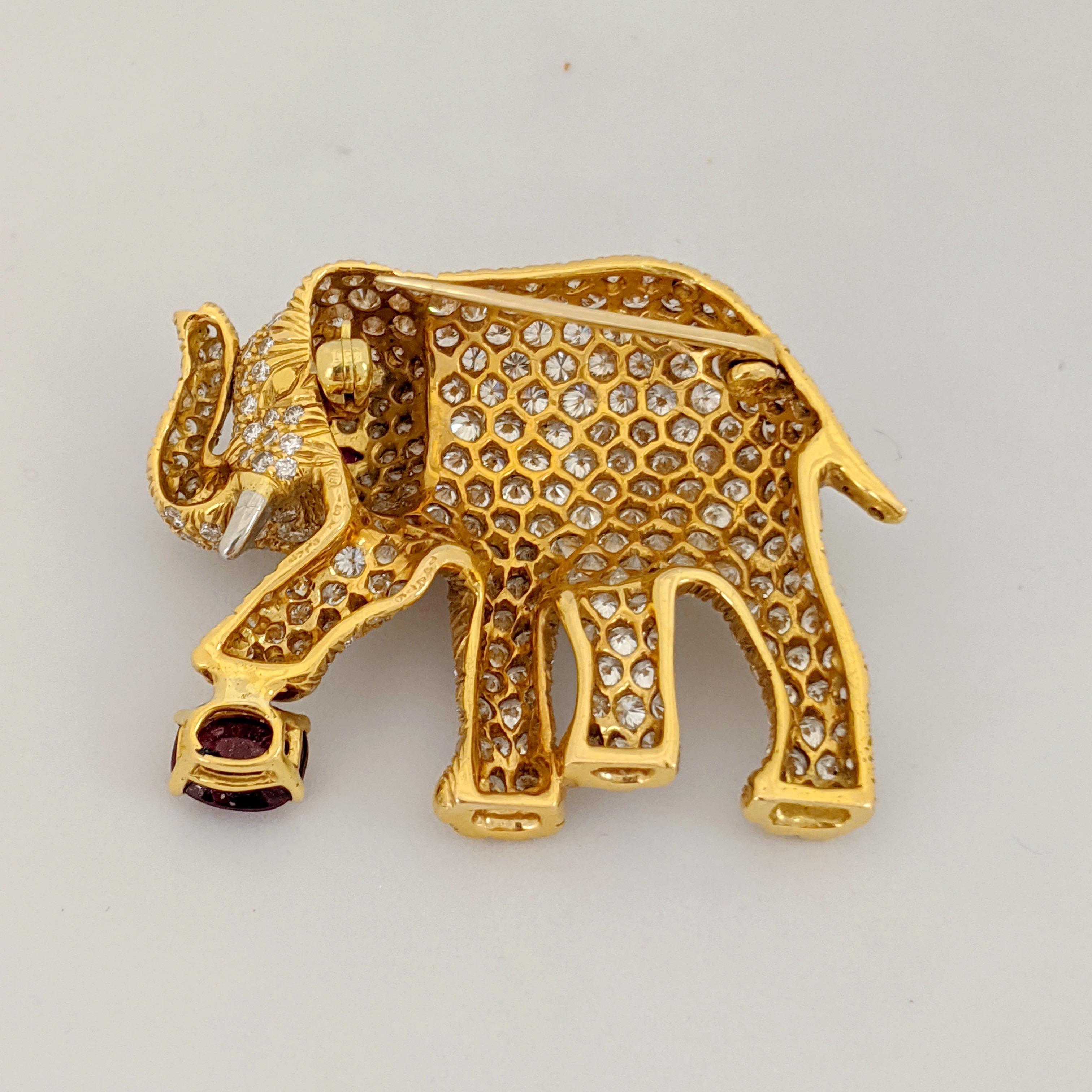 Taille ovale Oscar Heyman Broche éléphant en or jaune 18 carats avec diamants et rubis en vente