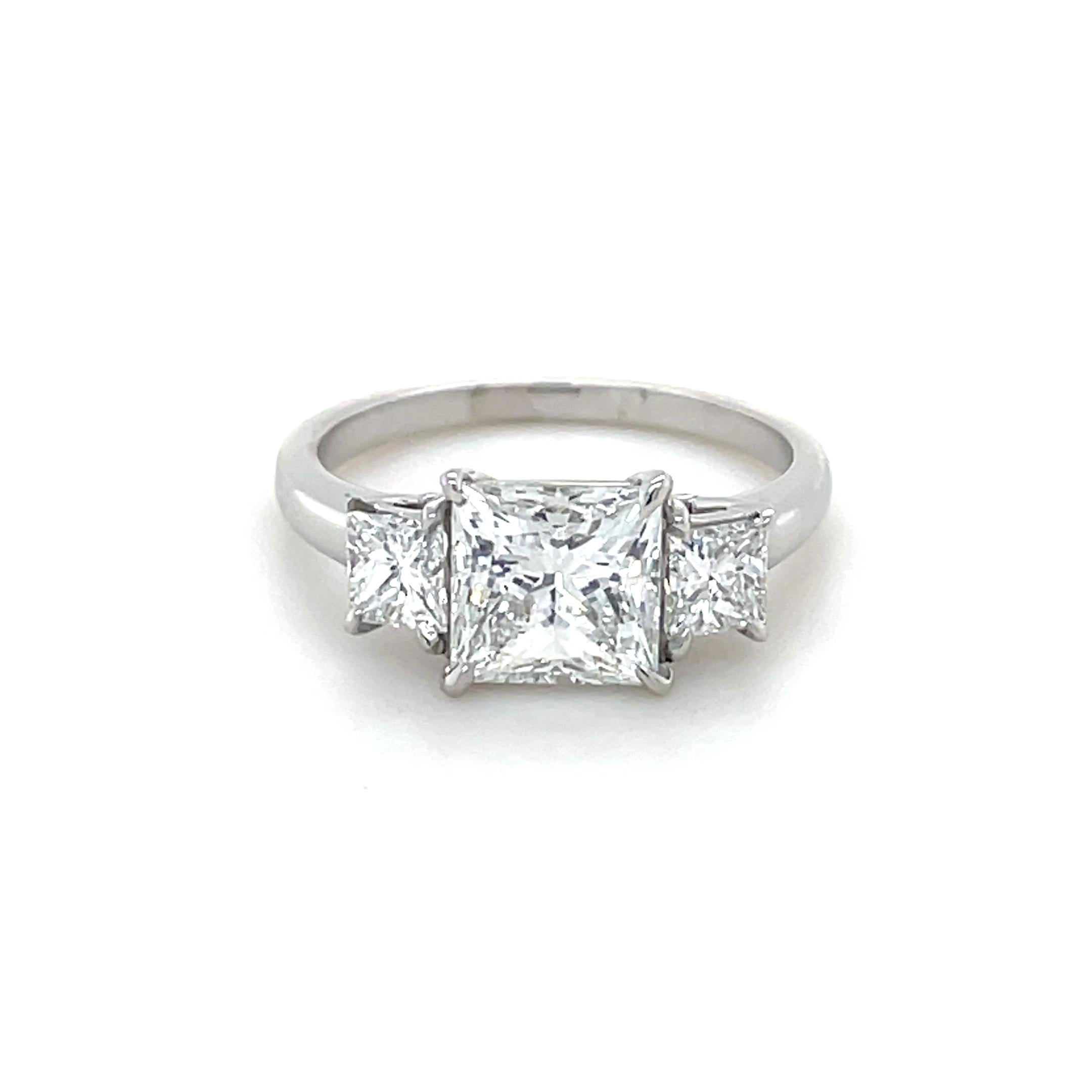 Dieser wunderschöne Ring von Oscar Heyman besticht durch einen 1,90 Karat schweren Diamanten im Prinzessinnenschliff, der von zwei hochwertigen Diamanten im Prinzessinnenschliff mit einem Gesamtgewicht von etwa 0,60 Karat flankiert wird. Dieser aus