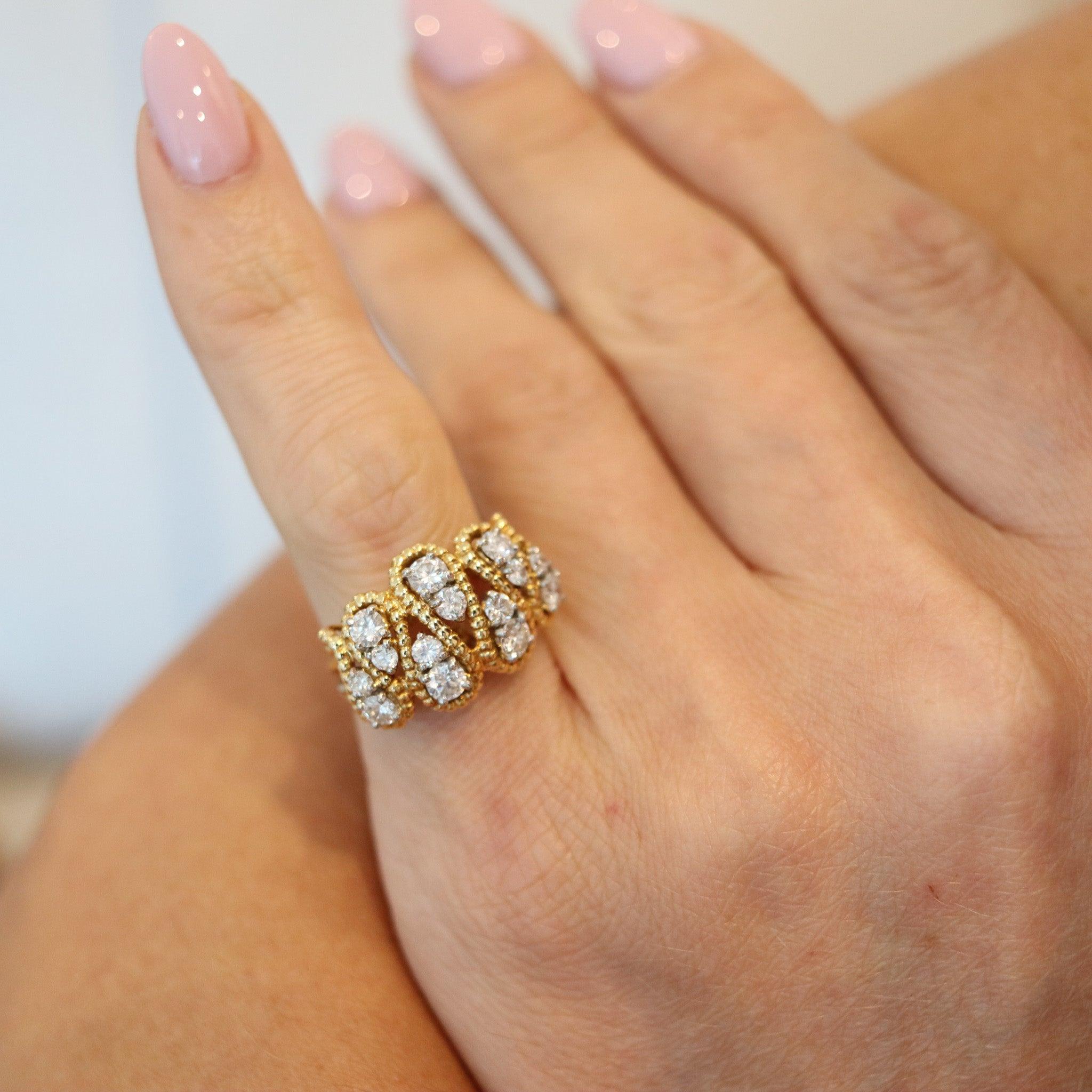 Une bague conçue par Oscar Heyman & Brothers.

Il s'agit d'une magnifique bague de cocktail torsadée créée à New York par le célèbre joaillier Oscar Heyman, dans les années 1970. La bague a été réalisée avec des fils torsadés en or jaune massif de