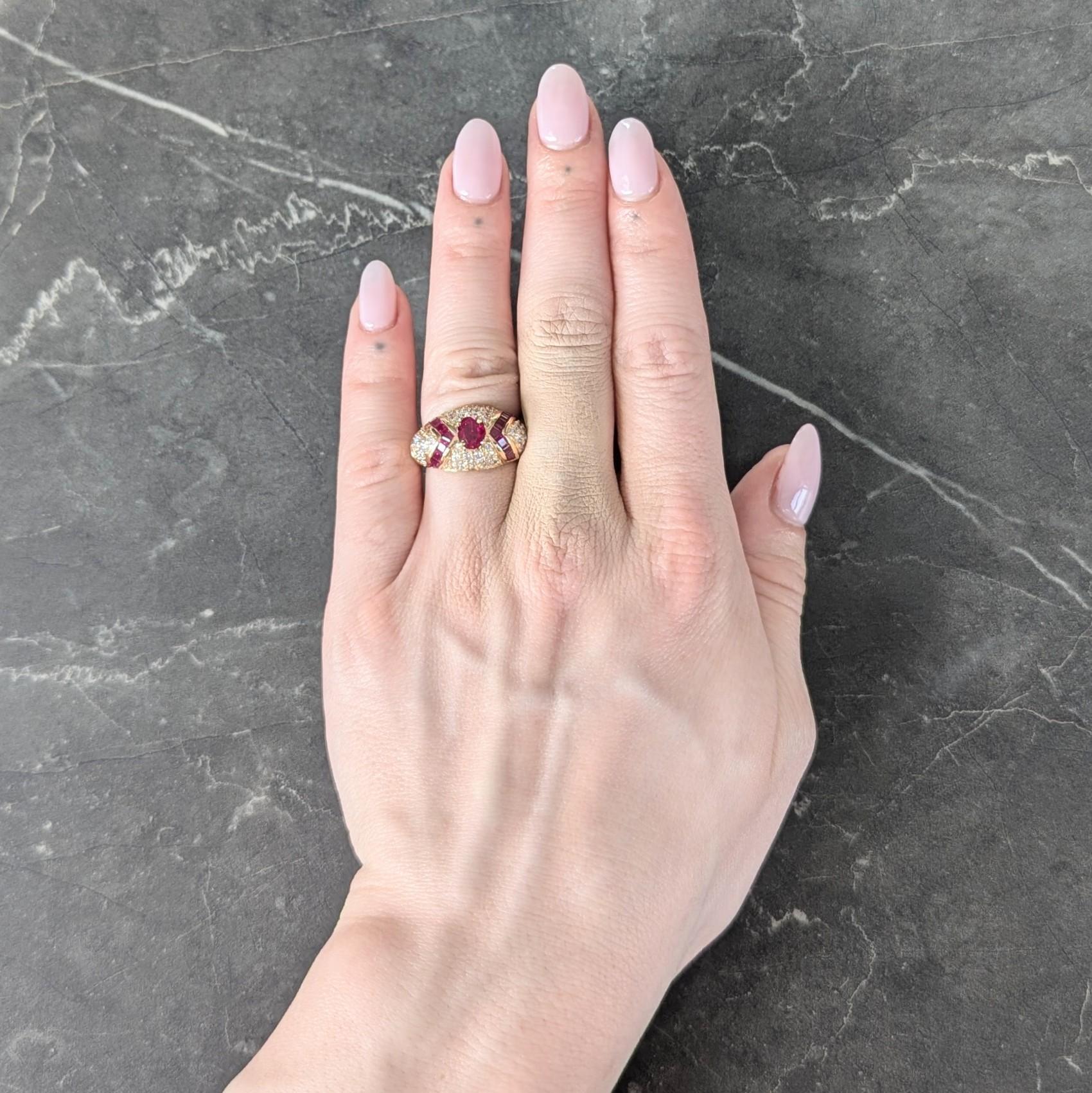 En el centro un rubí oval de talla mixta de 0,70 quilates - de color rojo violáceo transparente con saturación media
Engastado en cesta con un contorno en forma de bombé engastado con pavé de diamantes redondos talla brillante
Peso total aproximado