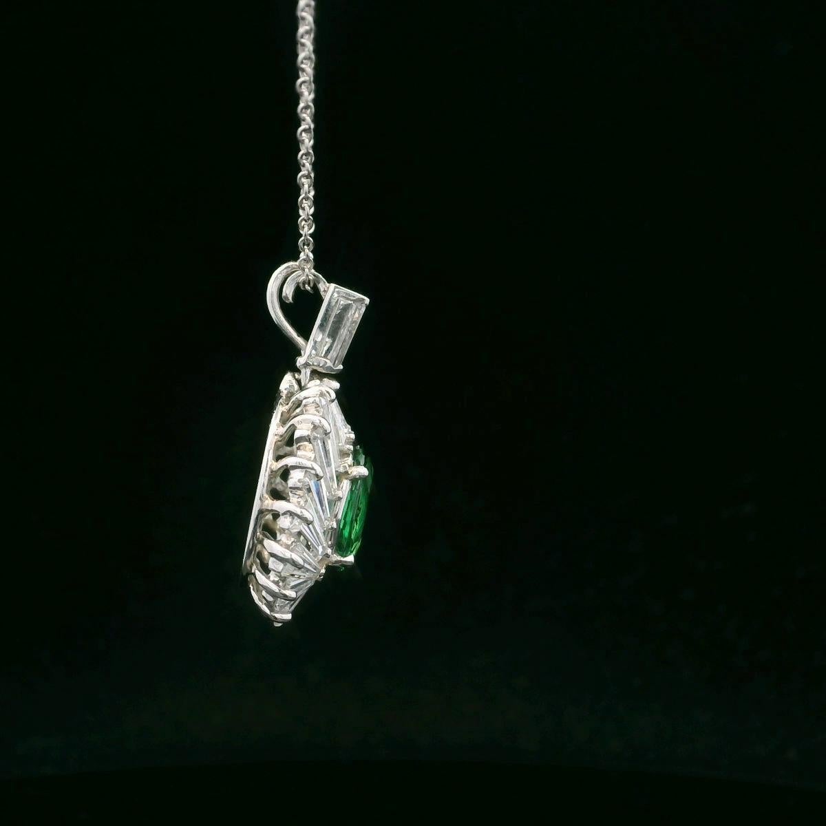 Oscar Heyman Collana con ciondolo con tsavorite e diamanti baguette da 2,51 carati in vendita 4