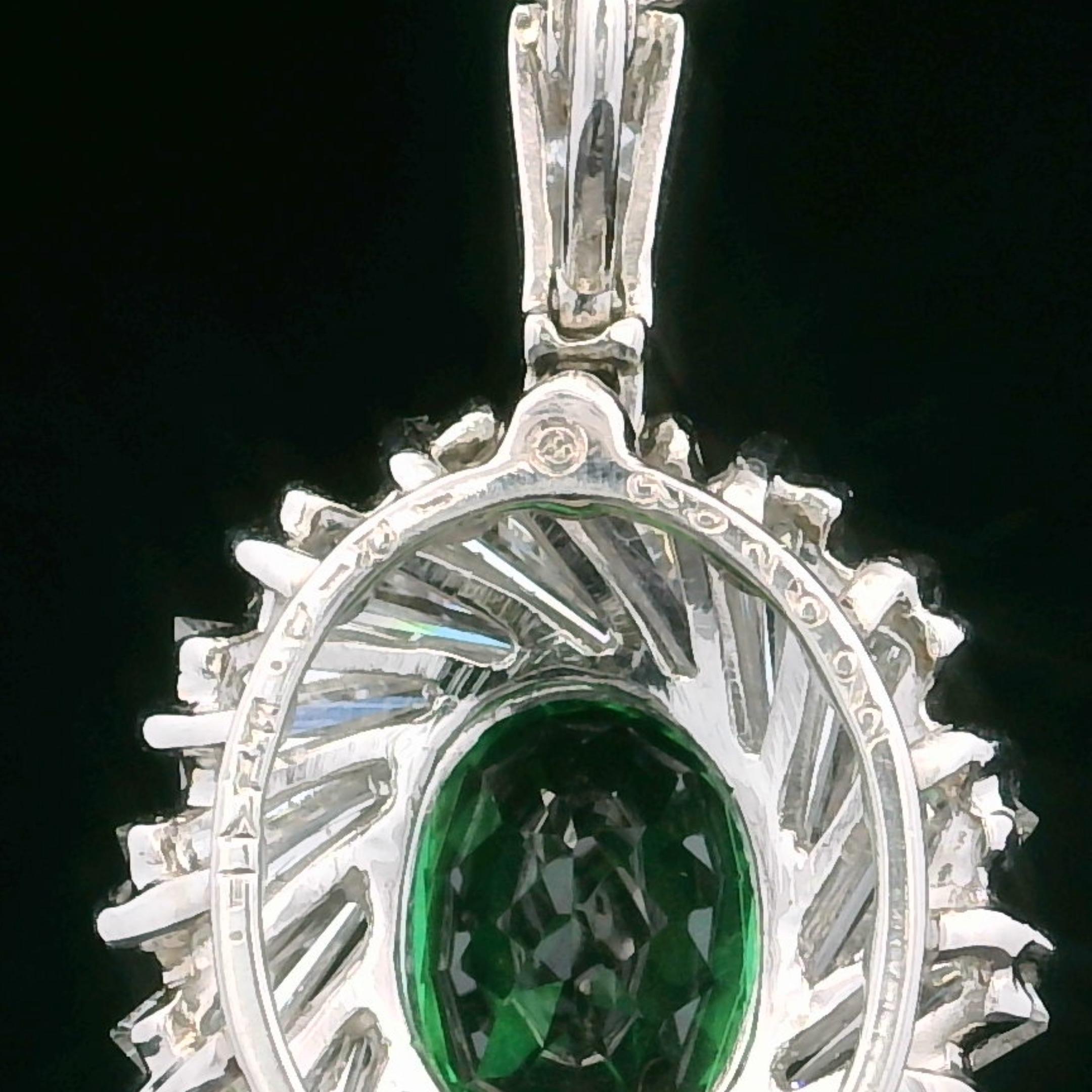 Oscar Heyman Collana con ciondolo con tsavorite e diamanti baguette da 2,51 carati in vendita 5