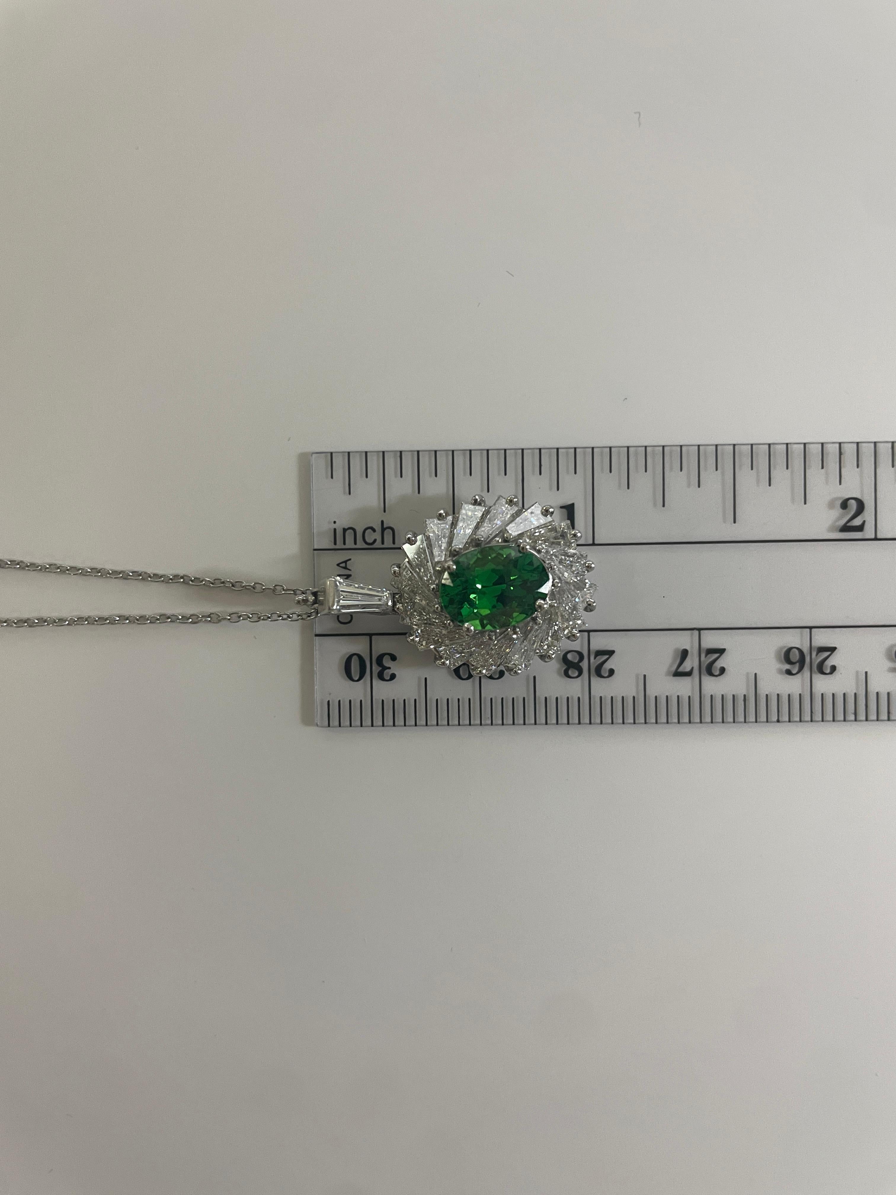Oscar Heyman Collana con ciondolo con tsavorite e diamanti baguette da 2,51 carati in vendita 7