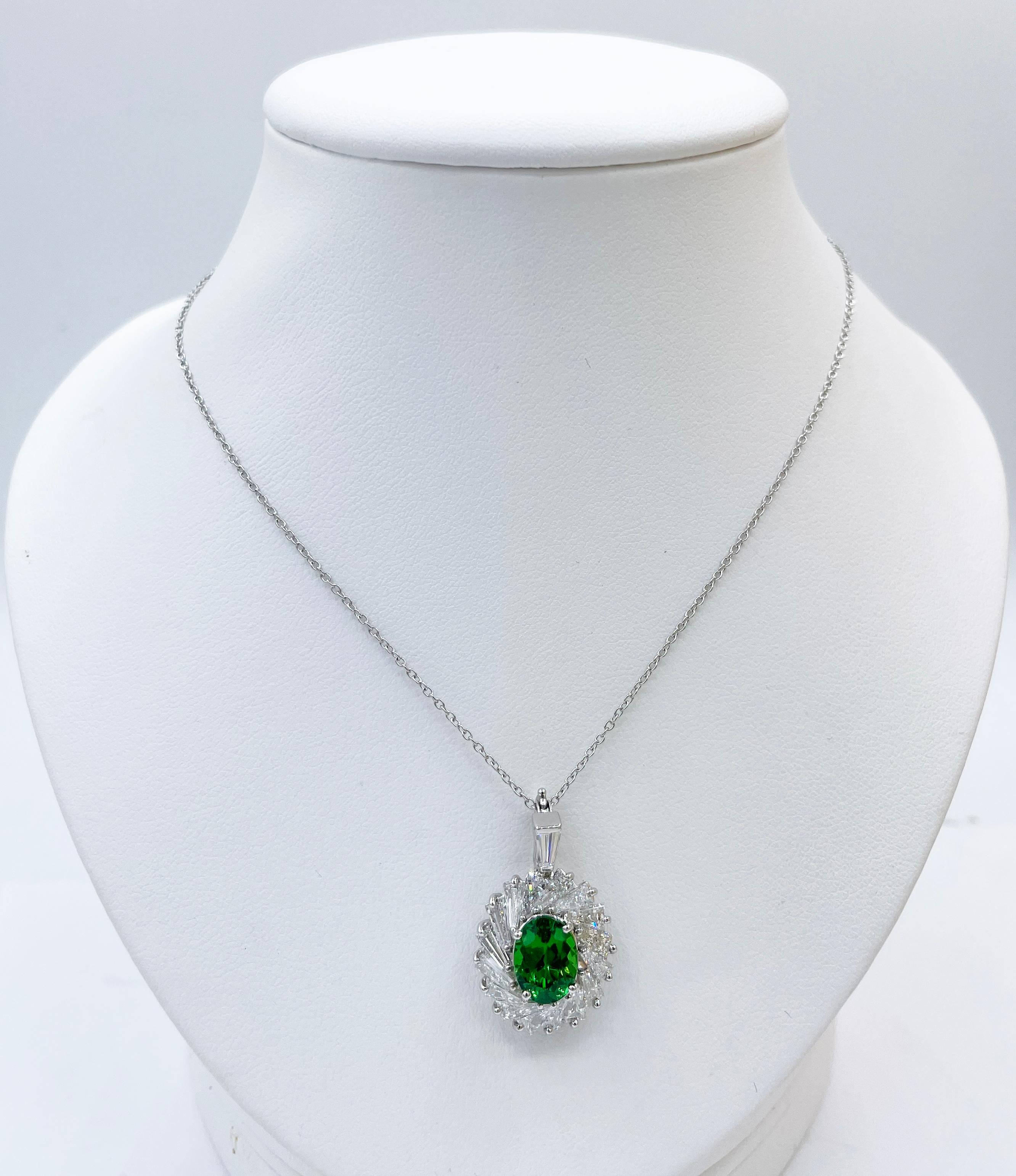 Oscar Heyman Collana con ciondolo con tsavorite e diamanti baguette da 2,51 carati in vendita 8