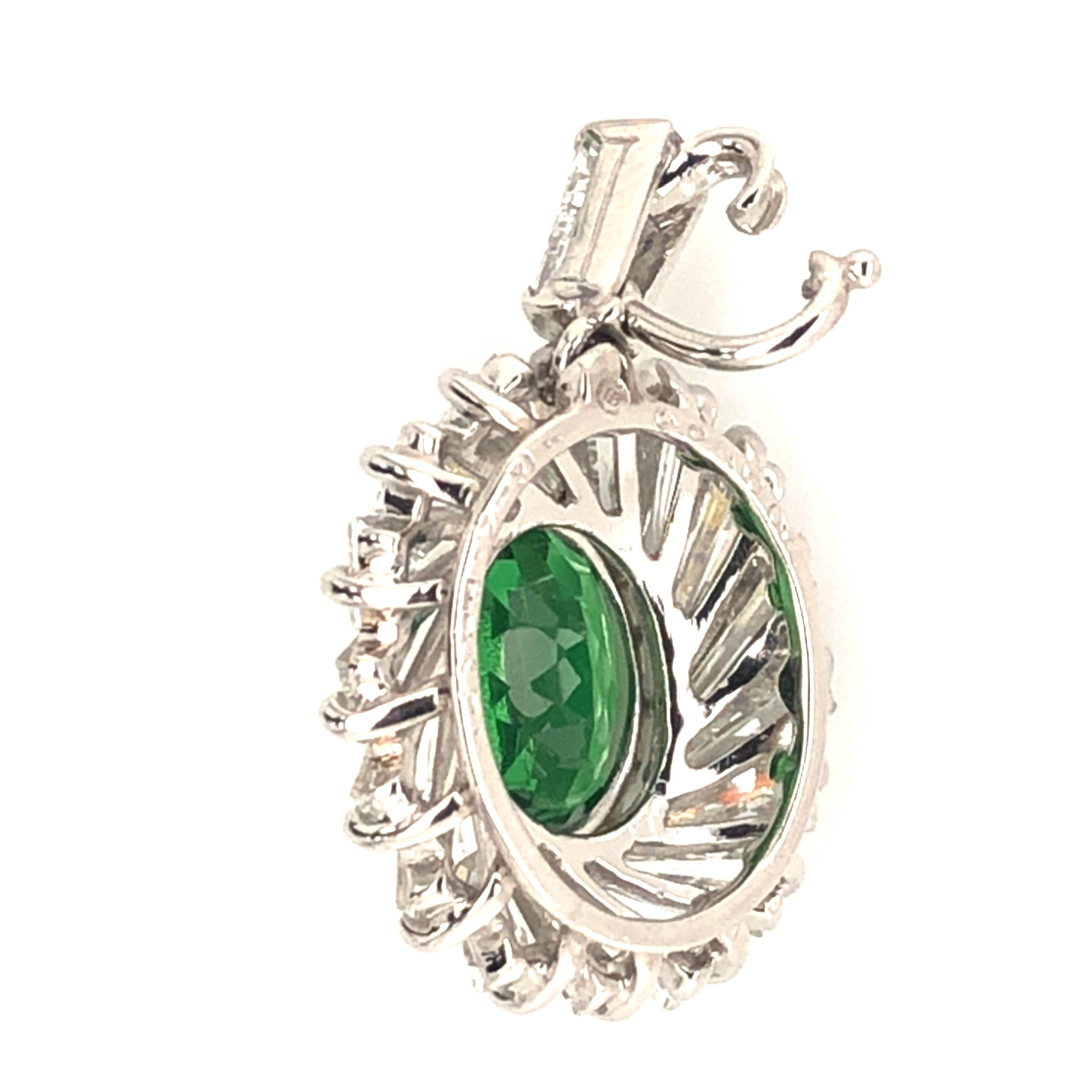 Taglio ovale Oscar Heyman Collana con ciondolo con tsavorite e diamanti baguette da 2,51 carati in vendita