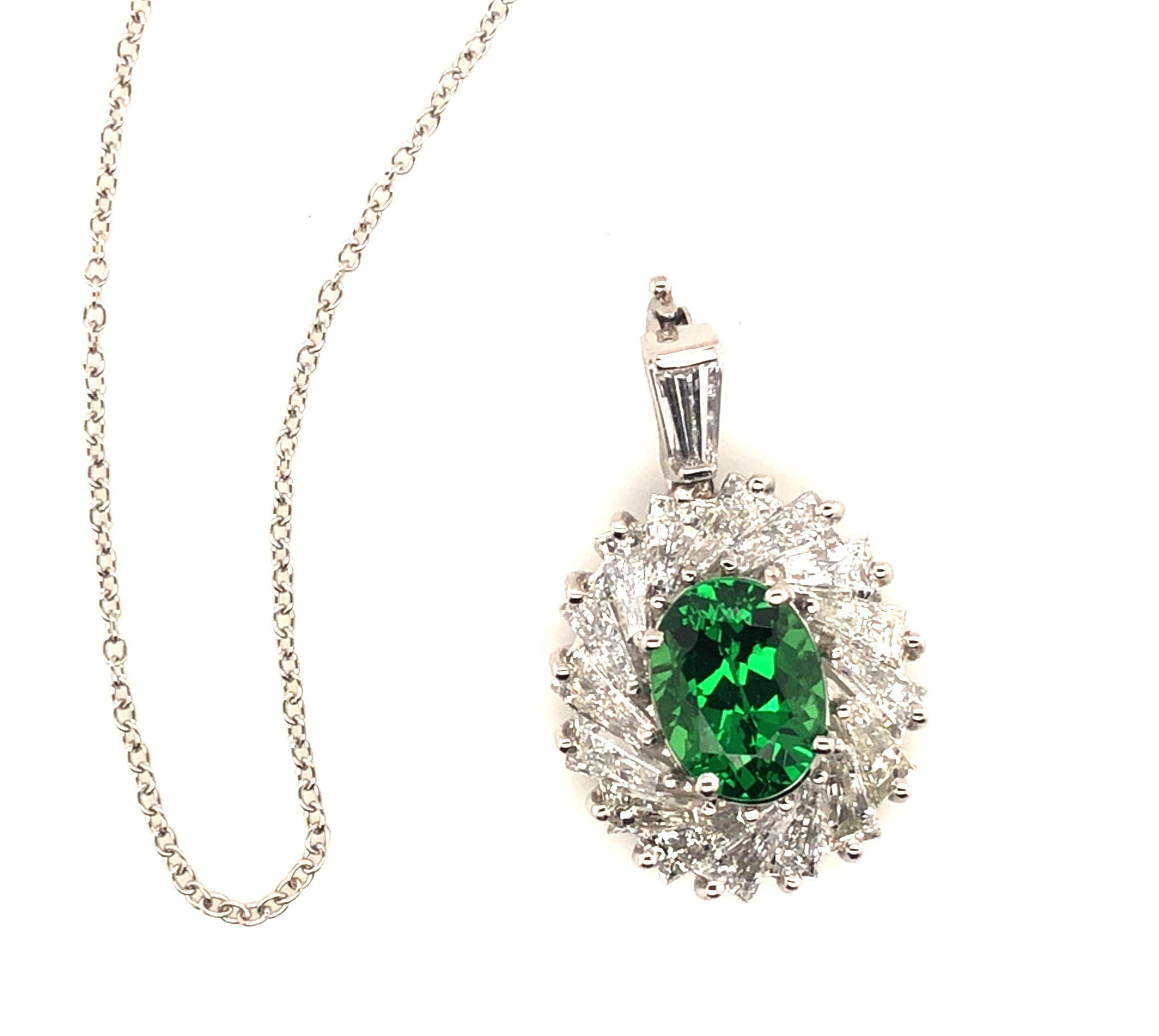 Oscar Heyman Collana con ciondolo con tsavorite e diamanti baguette da 2,51 carati In condizioni Nuovo in vendita a New York City, NY