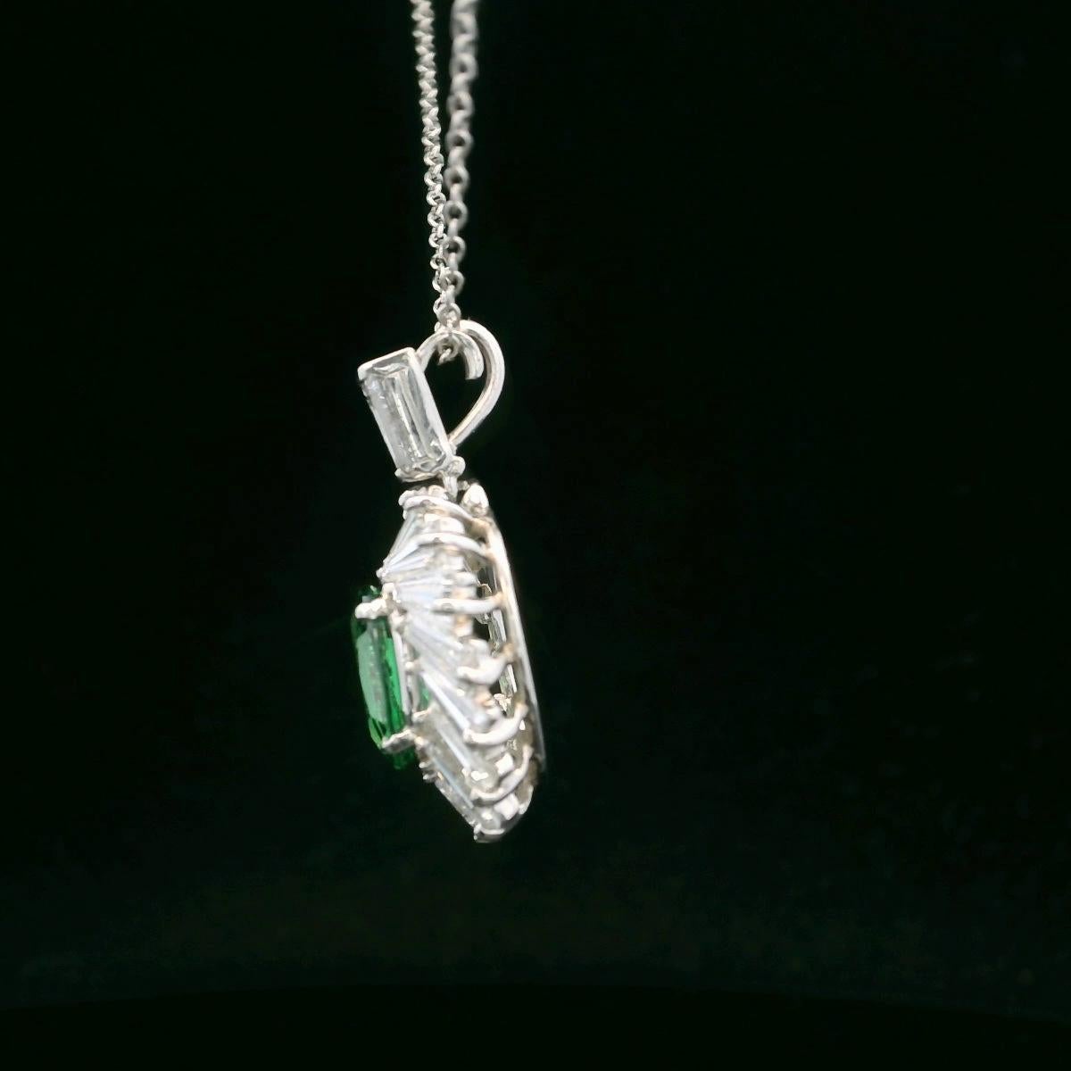 Oscar Heyman Collana con ciondolo con tsavorite e diamanti baguette da 2,51 carati in vendita 1