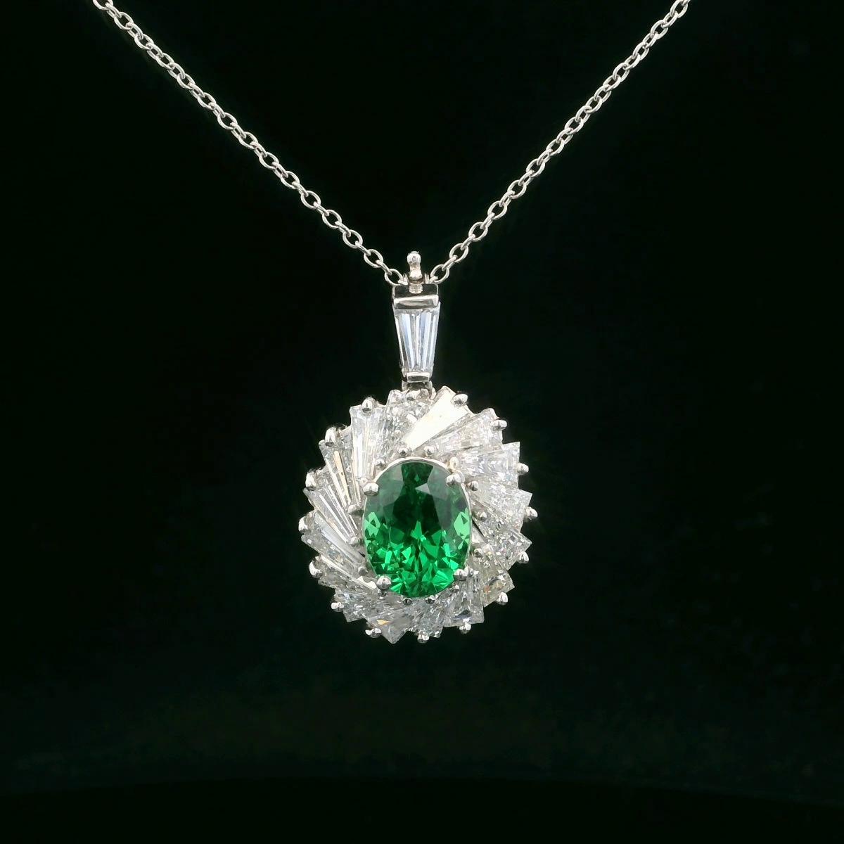 Oscar Heyman Collana con ciondolo con tsavorite e diamanti baguette da 2,51 carati in vendita 2