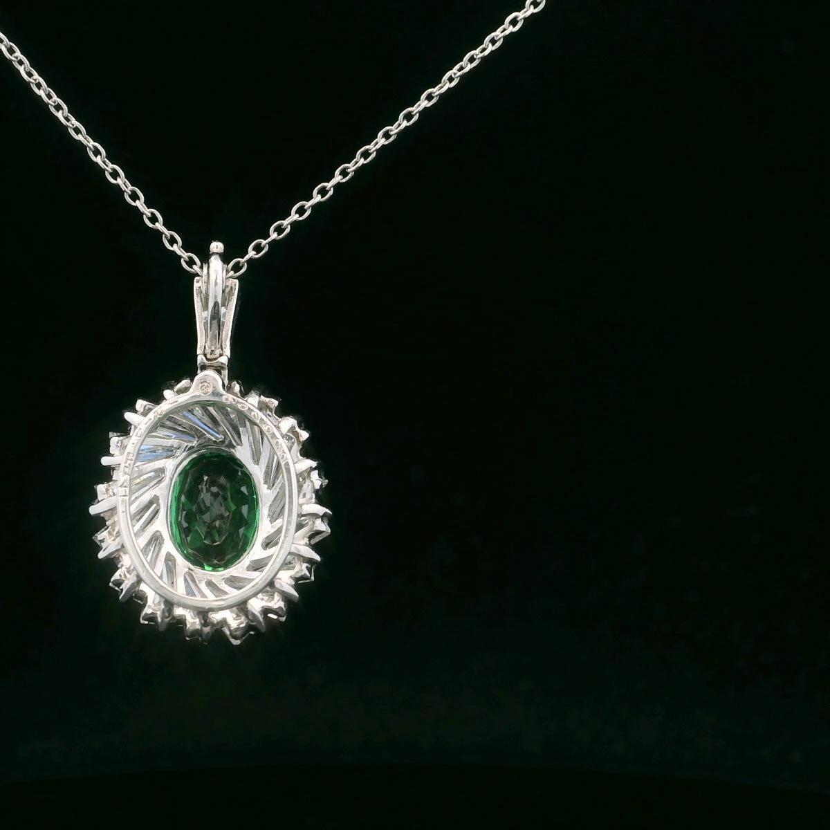 Oscar Heyman Collana con ciondolo con tsavorite e diamanti baguette da 2,51 carati in vendita 3