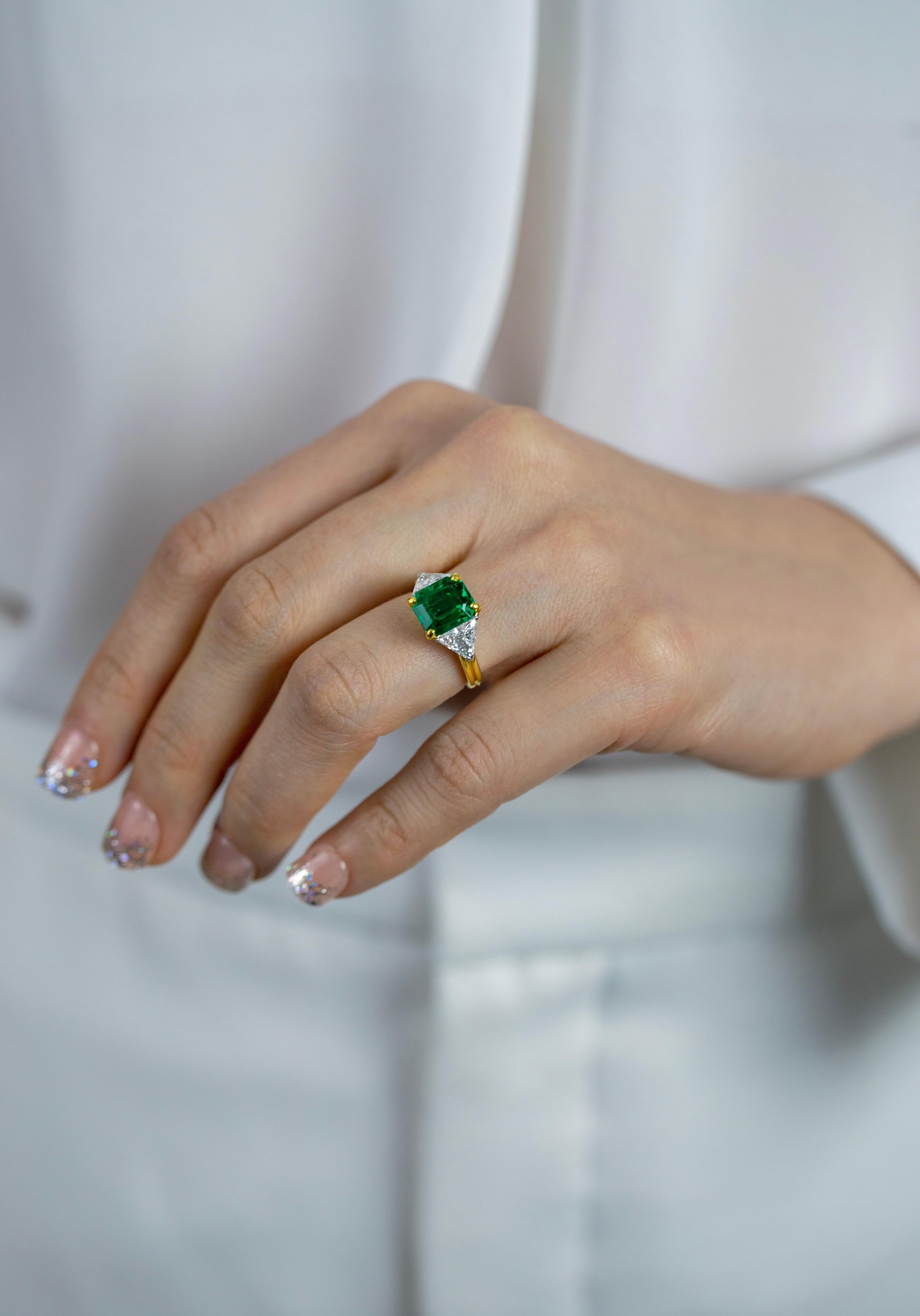 Women's Oscar Heyman 2.91 Carat Emerald Cut Green Emerald Three Stone Ring For Sale