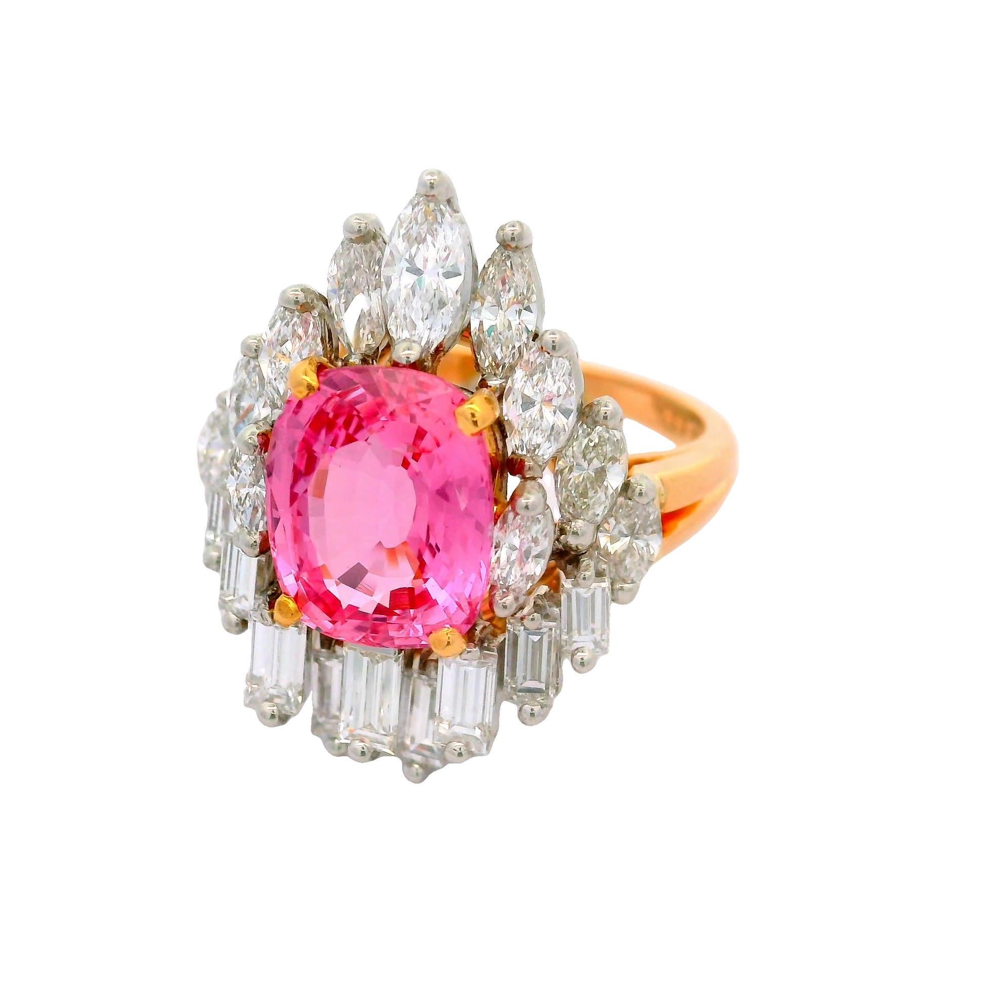 Diseñado por la famosa casa de joyería americana Oscar Heyman, este llamativo anillo de cóctel exhibe un zafiro Padparadscha de 4,21 quilates, tallado en forma de cojín y que sirve de vibrante pieza central. El tono rosa anaranjado del zafiro es
