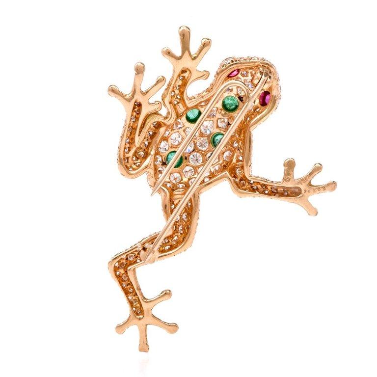 This fabulous Oscar Heymen frog pin is crafted in solid 18K yellow gold. It is covered by some 172 round cut diamonds approx. 6.15ct, E-F color, VVS clarity, pave set, and 4 genuine cabochon cut genuine Colombian emeralds approx. 0.70ct, pave