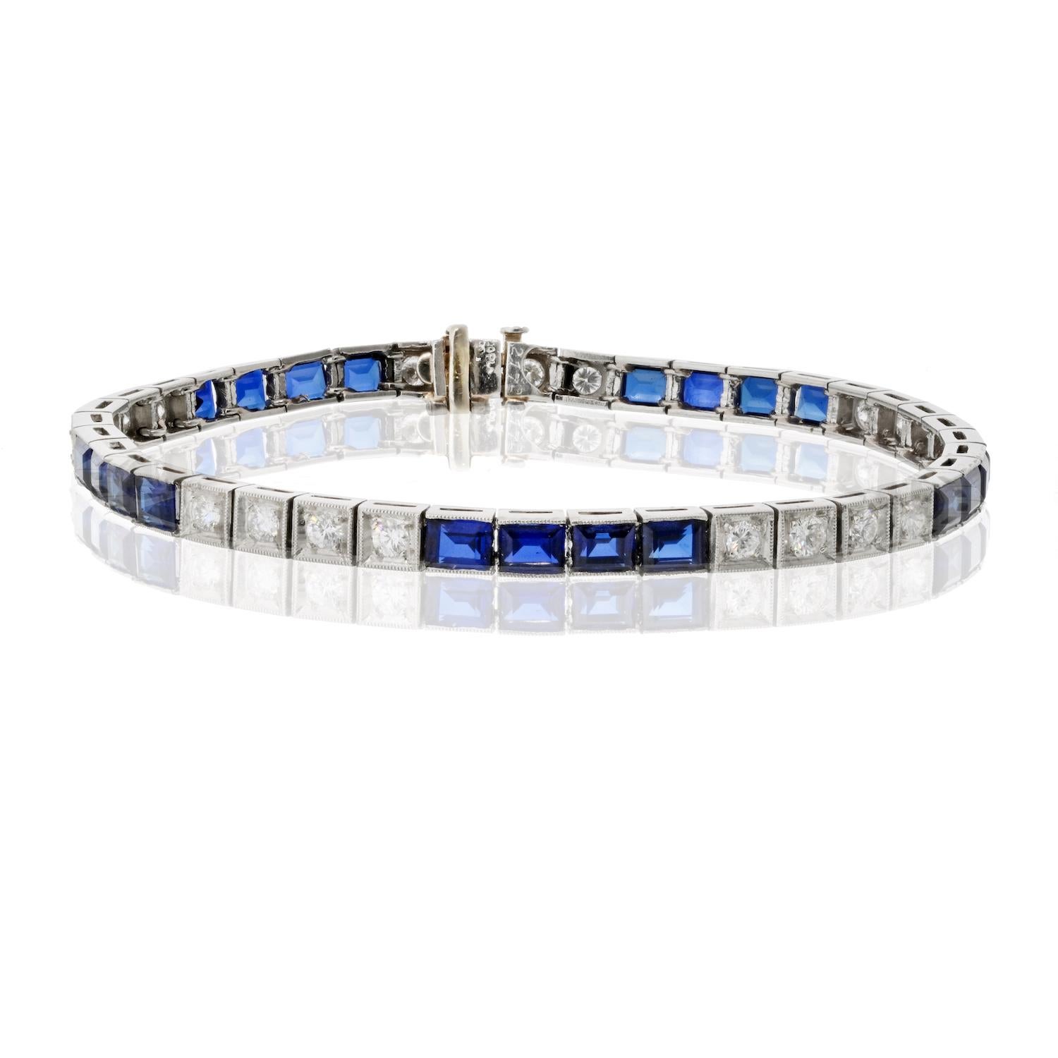 Das Oscar Heyman Platinarmband mit Saphiren und Diamanten strahlt zeitlose Eleganz und Raffinesse aus und ist ein wahres Wunderwerk an Handwerkskunst und Luxus. 

Dieses exquisite Armband aus glänzendem Platin ist mit einer Reihe von Saphiren und